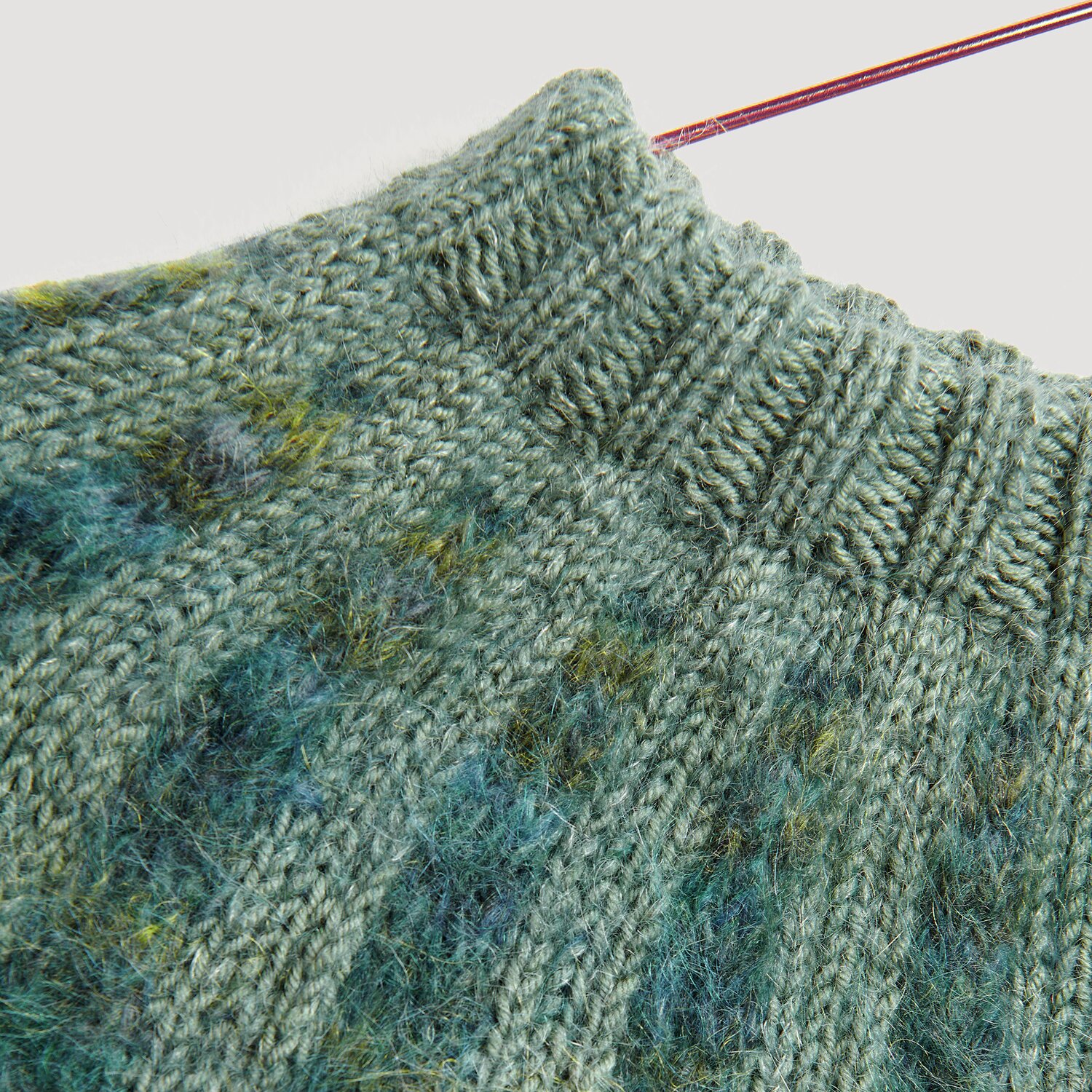 Die Neue Masche No. 13 Herbst von idee. Creativmarkt Essentials Merino dk: Gestrickter Pullover in Efeu mit modischem Mohair-Print, ideal für Herbstmode.