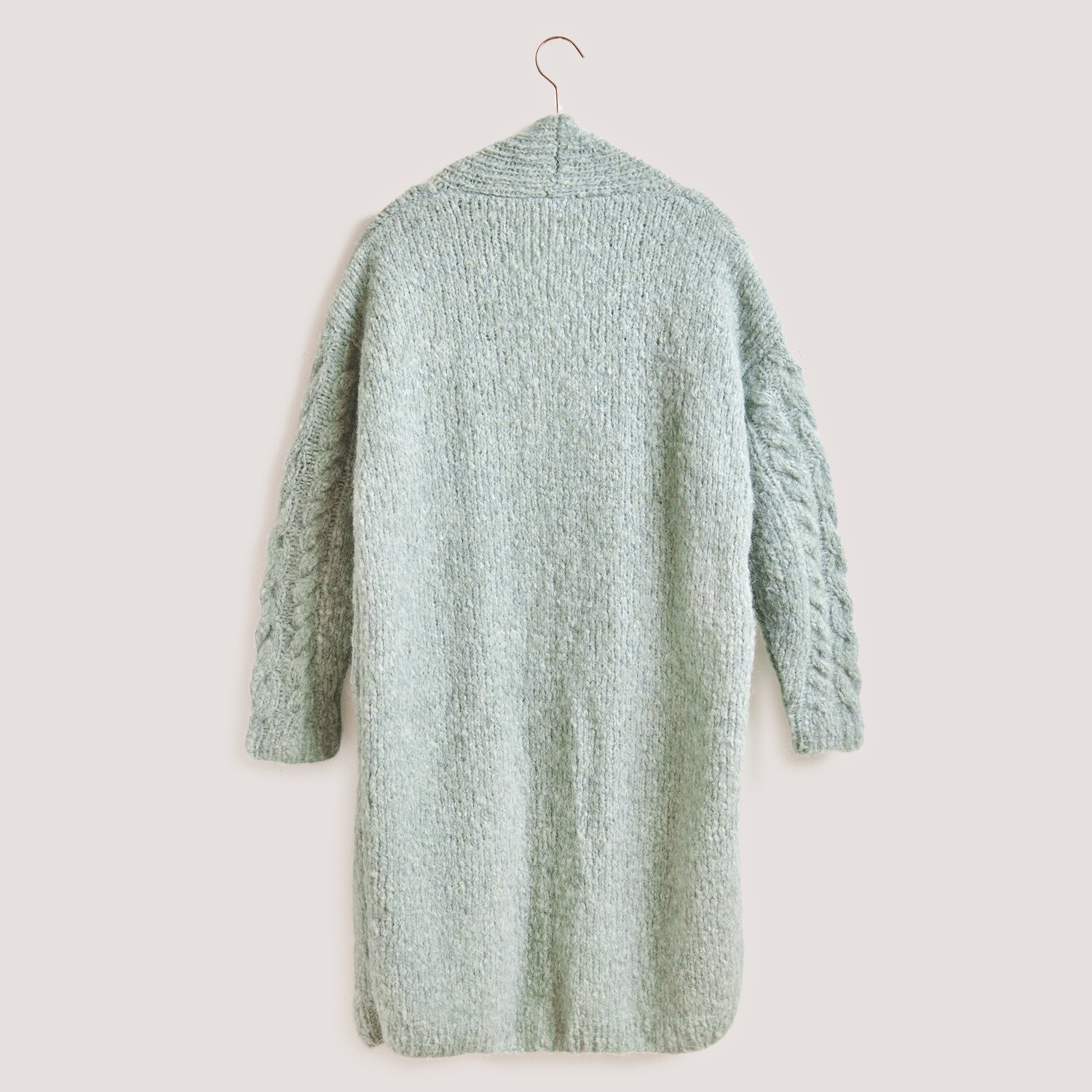 Die Neue Masche No. 13 Herbst von idee. Creativmarkt Fashion Alpaca Superfine Heavens Uni, gestrickter Mantel in Mint, präsentiert auf einem Kleiderbügel. Ideal für Herbstmode.