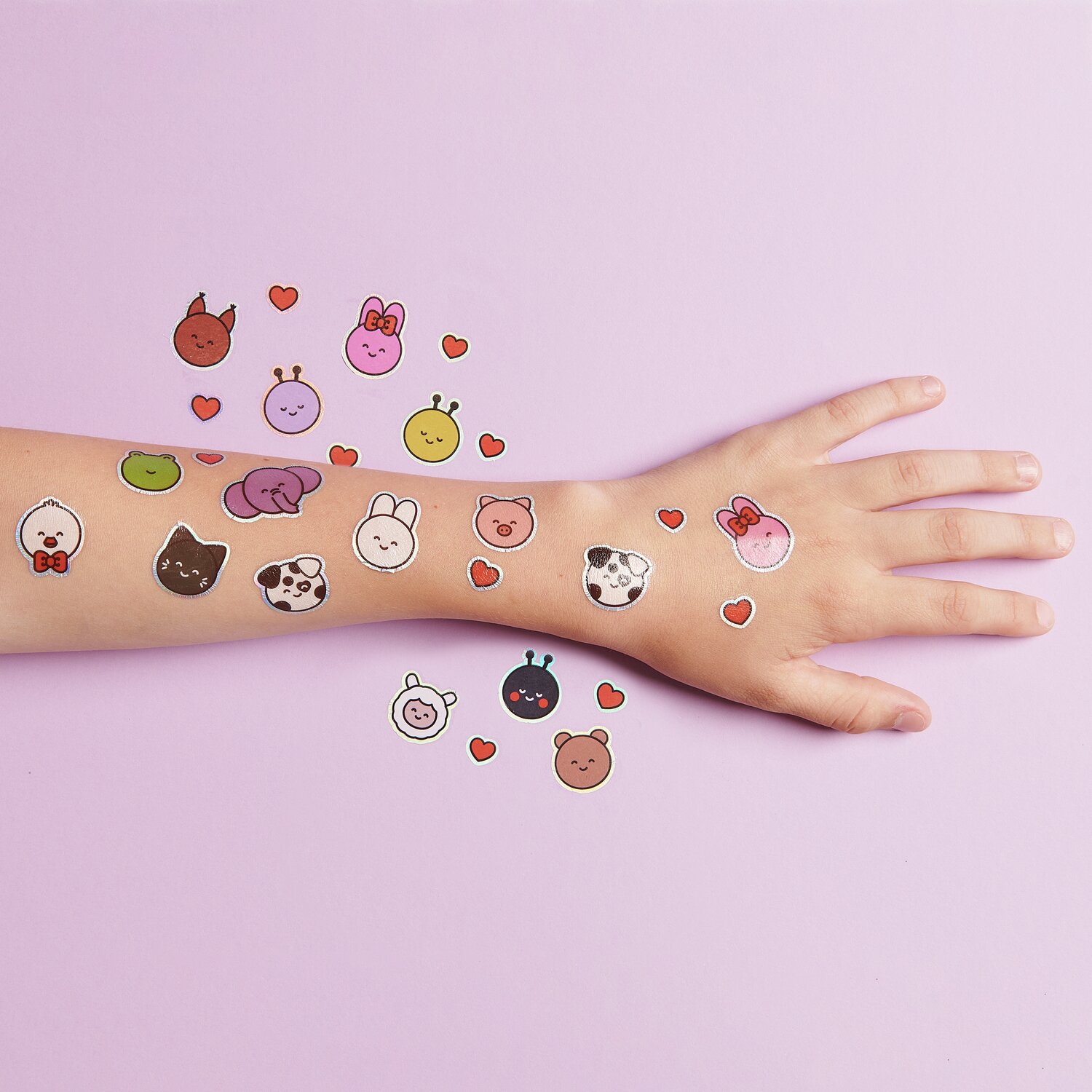 Tattoos Chingu Tiere: 28-teiliges Set mit bunten Tiermotiven auf einem Arm, ideal für Kinder.
