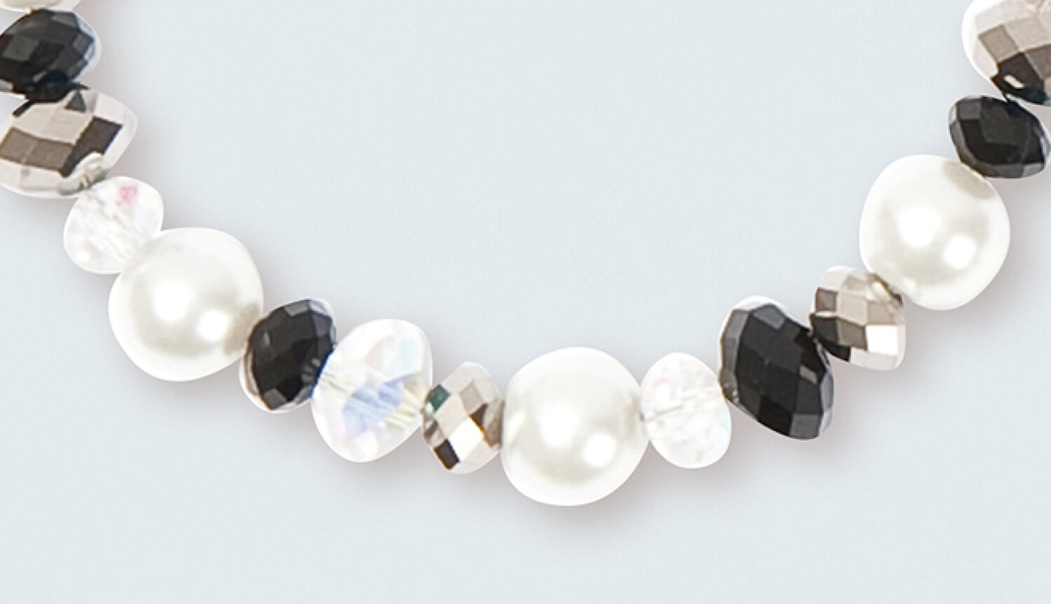 Anleitung Glasschliff-Renaissance Perlenset Armband basteln: Elegantes Perlenarmband in Schwarz-Weiß mit facettierten und glatten Perlen.