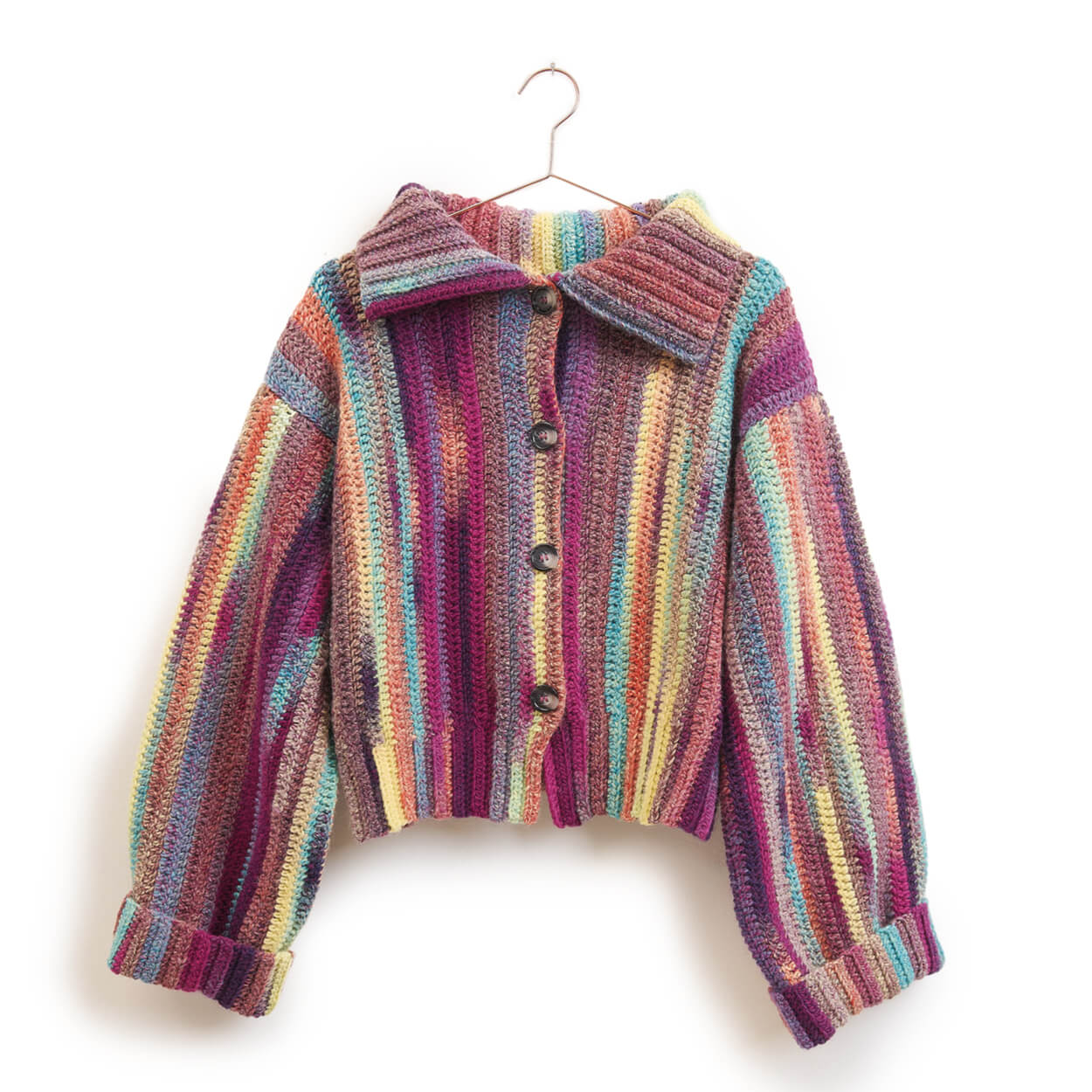 Langärmliger Pullover mit vertikalen Streifen in Rot, Grün, Blau, Gelb und weiteren Farben auf einem Kleiderbügel