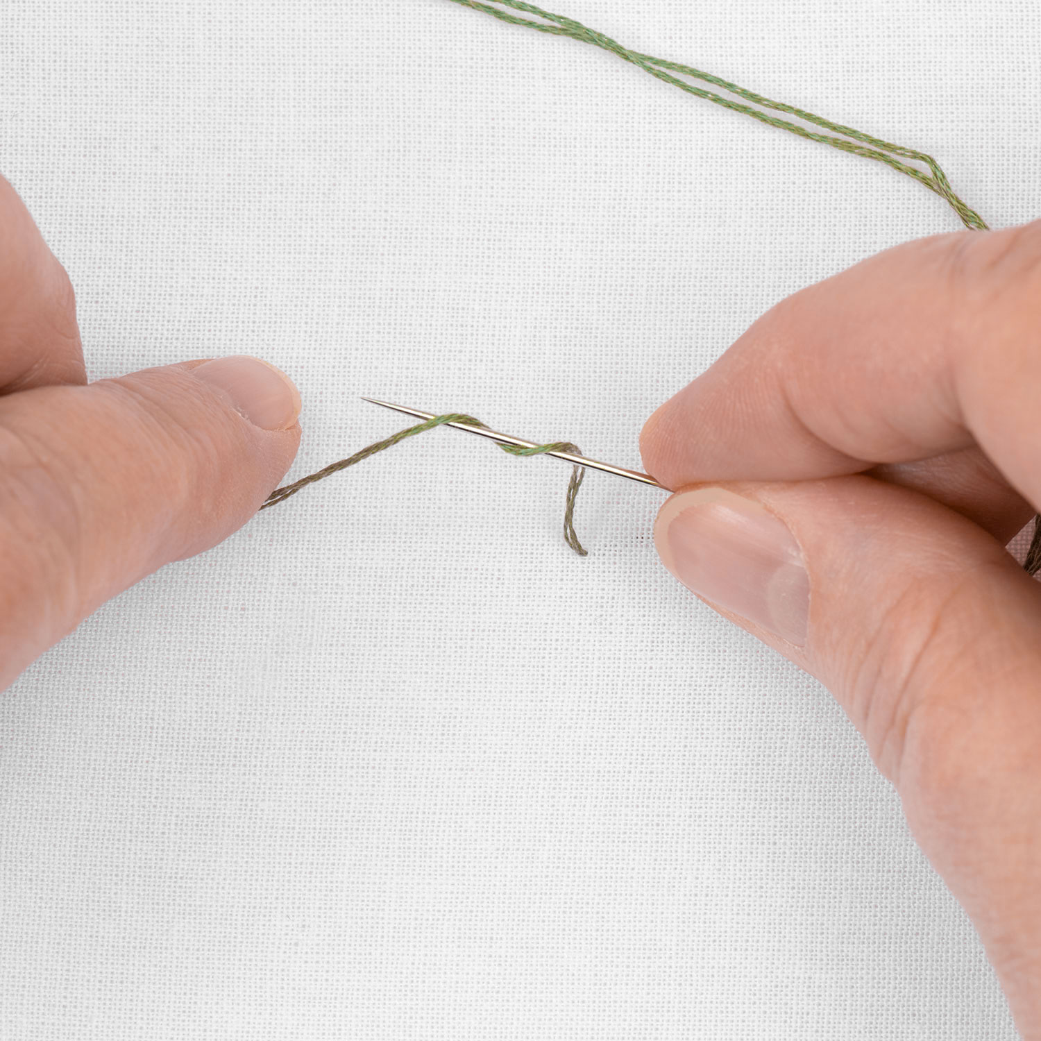Schritt 3 in der Stickanleitung für einen Knötchenstich