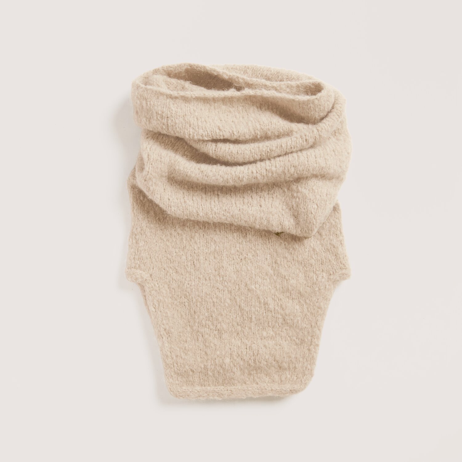 Strickset Mütze Modell 22 aus Luxury Knits Little Pieces, weicher Schal-Kragen in heller Naturmelange, flach liegend vor neutralem Hintergrund dargestellt