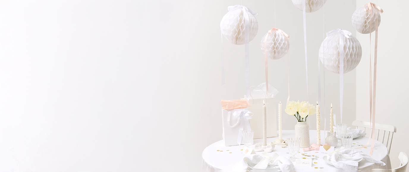Gedeckter Tisch als Inspiration für weiße Feste
