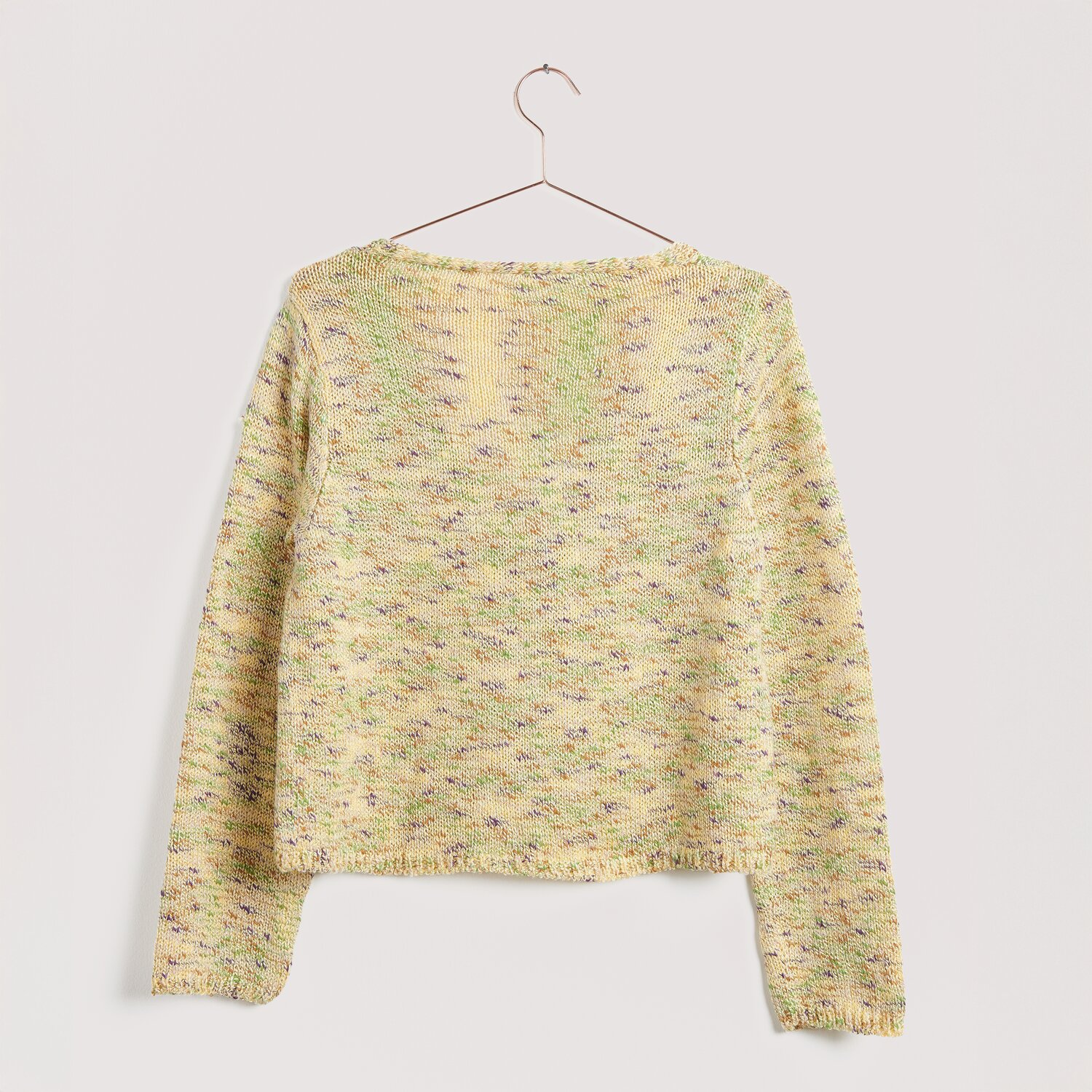 Die Neue Masche No. 15 Frühjahr-Sommer Pullover in pastellfarbenem Strickmuster auf einem Kleiderbügel.