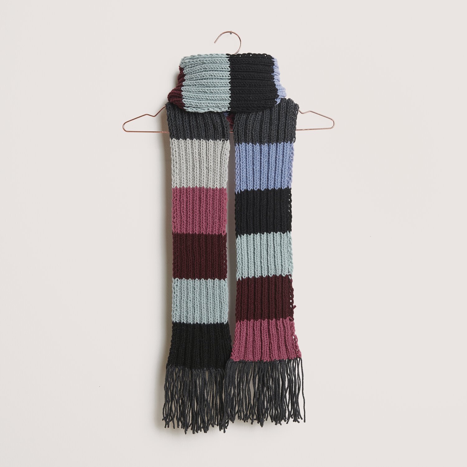 Gestreifter, gestrickter Schal mit Fransen