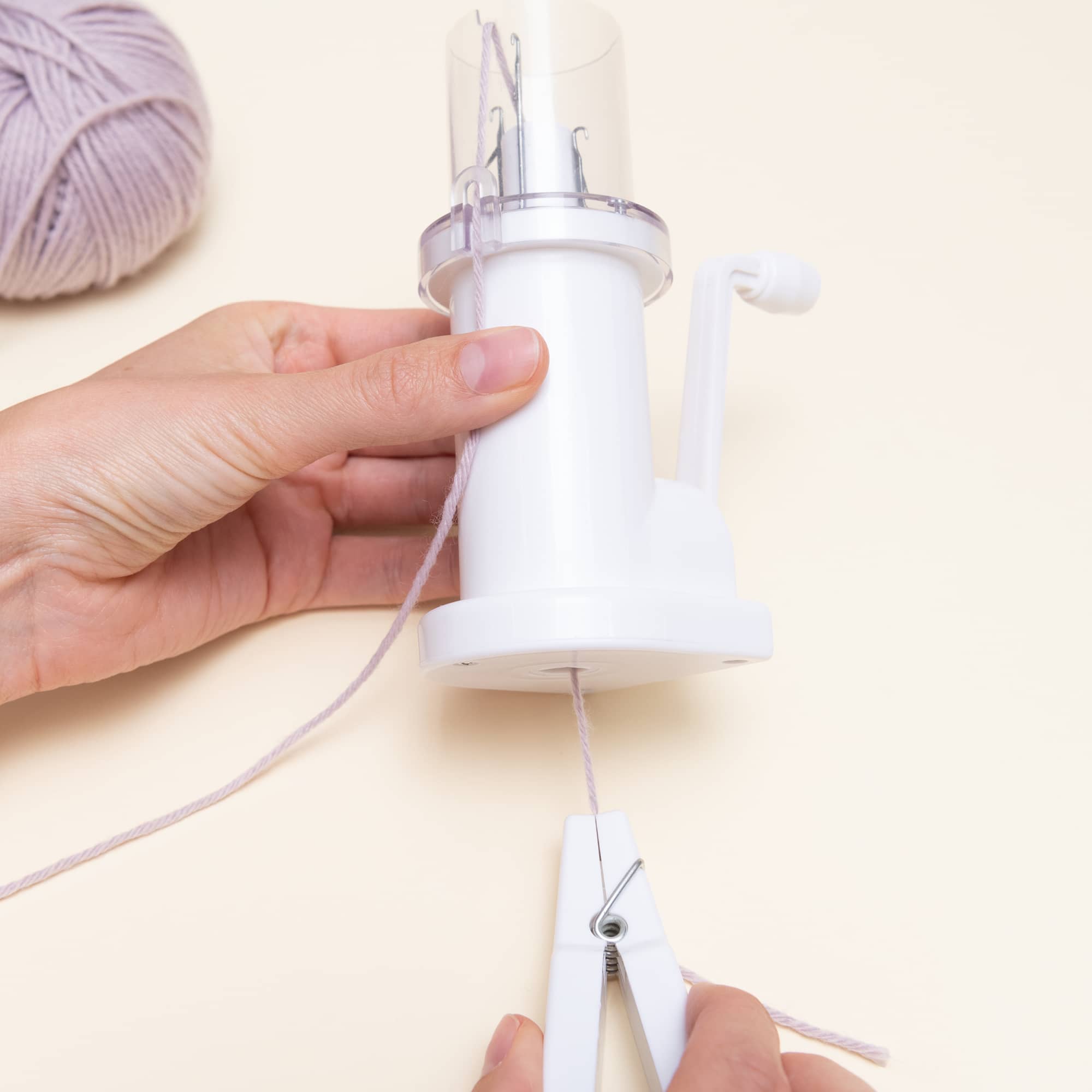 Schritt 3 in der Bedienung einer Strickmühle