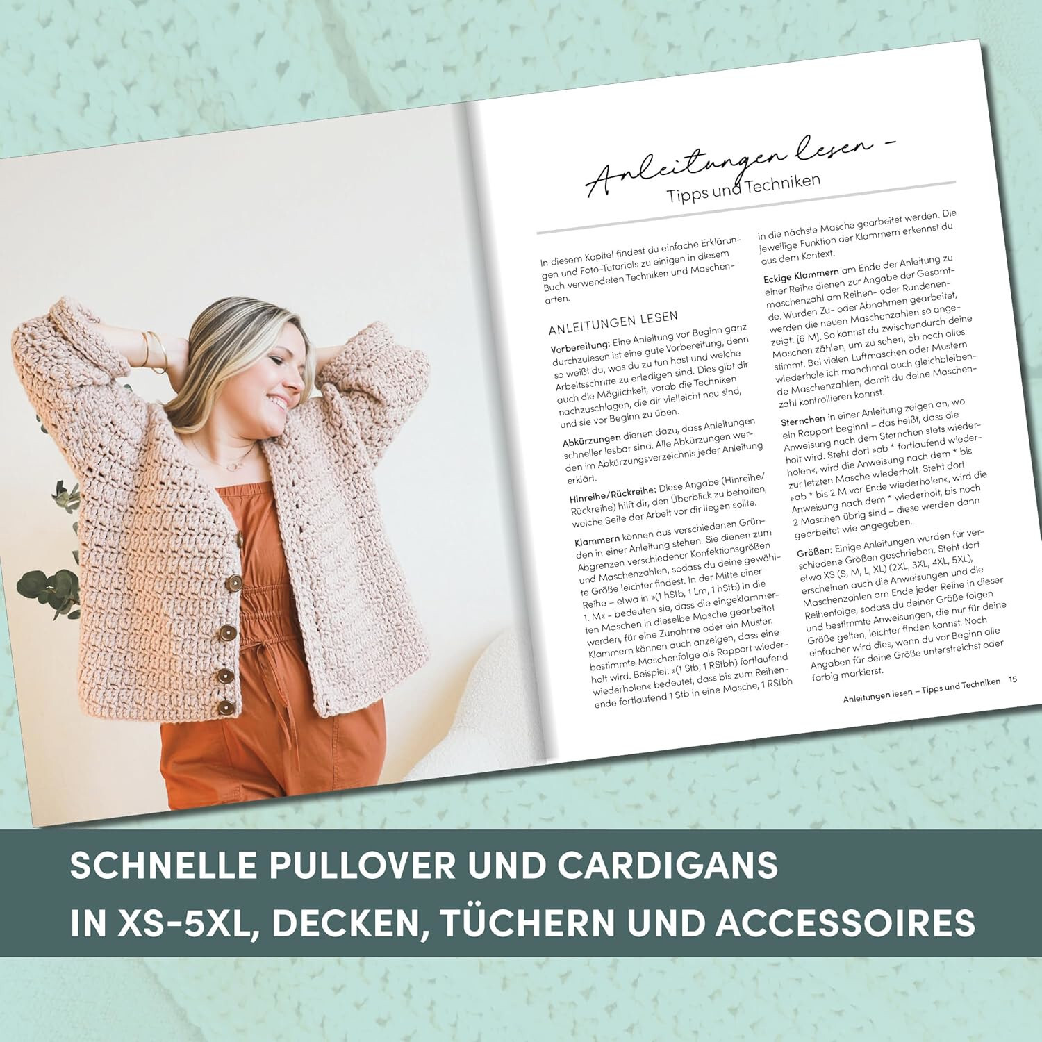 An einem Tag gehäkelt: Frau in beigem Cardigan vor offenem Buch mit Häkelanleitungen.