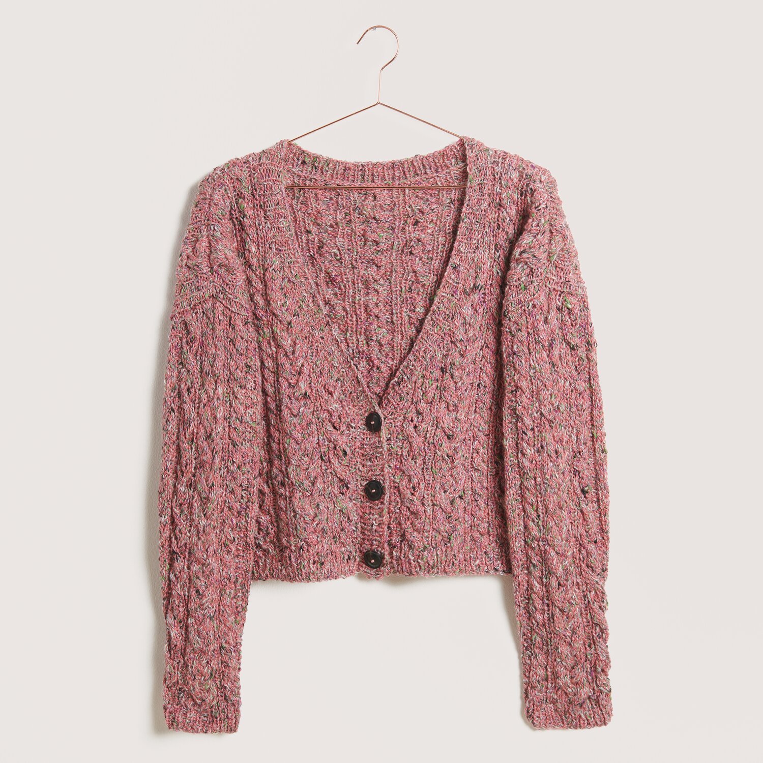 Strickset Jacke Modell 14 aus Die Neue Masche Nr. 9 von idee. Creativmarkt Strickset Jacke Modell 14 aus Die Neue Masche Nr. 9, rosa, mit Zopfmuster und Knöpfen. Ideal für Frühjahr-Sommer.
