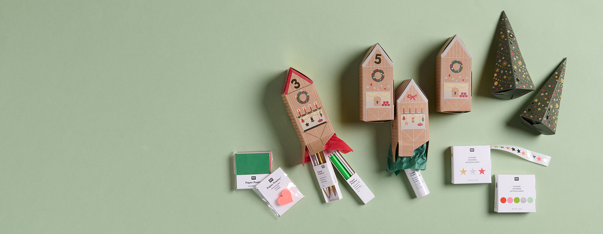 Adventskalender Häuser werden mit kleinen Geschenken befüllt