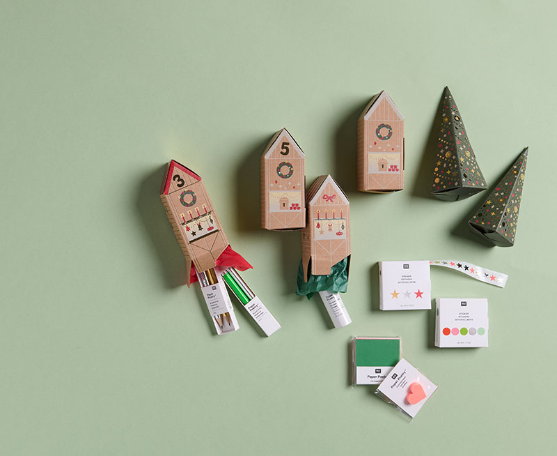 Adventskalender Häuser werden mit kleinen Geschenken befüllt