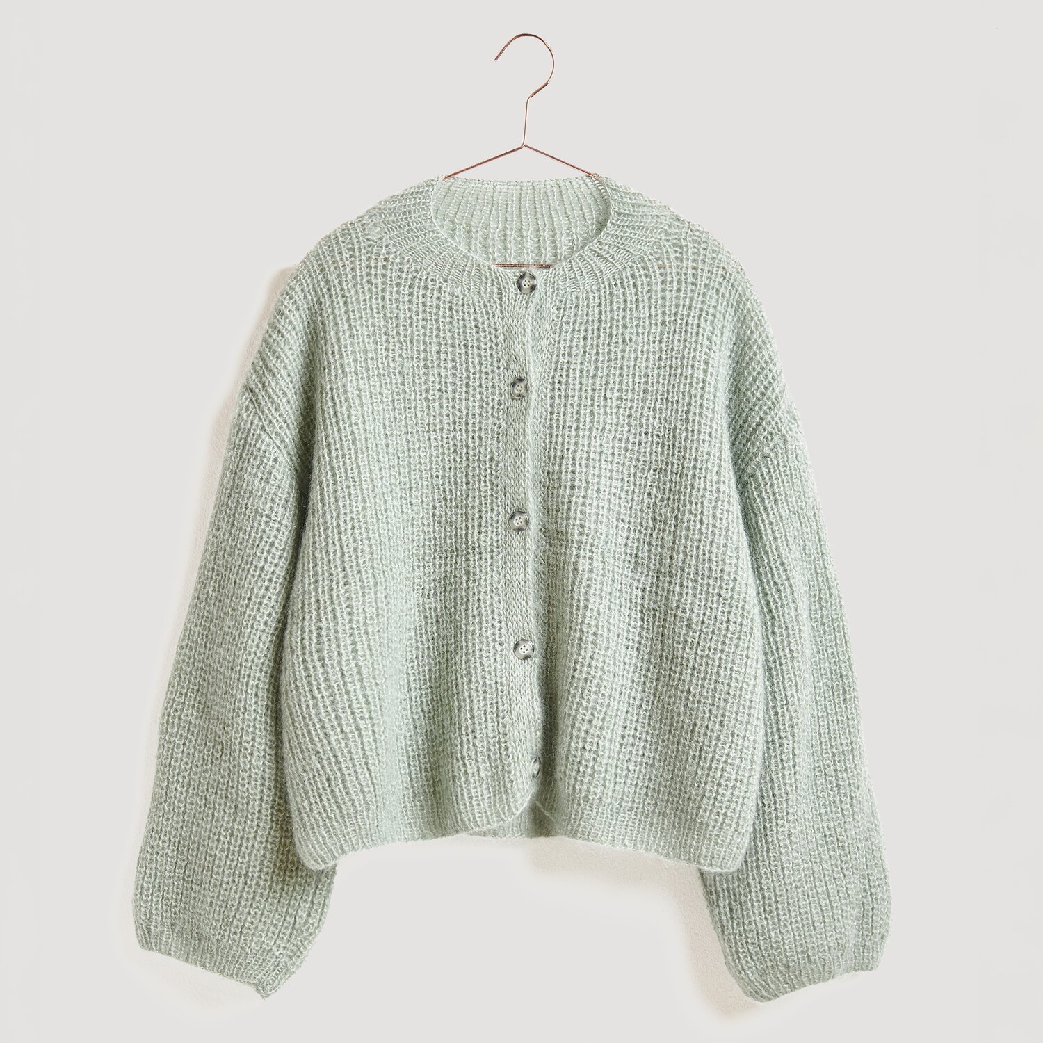 Die Neue Masche No. 13 Herbst von idee. Creativmarkt Strickset Kimono-Jacke Modell 24: Weiche, mintgrüne Jacke aus Mohair-Seide-Mischung, ideal für kühle Herbsttage.