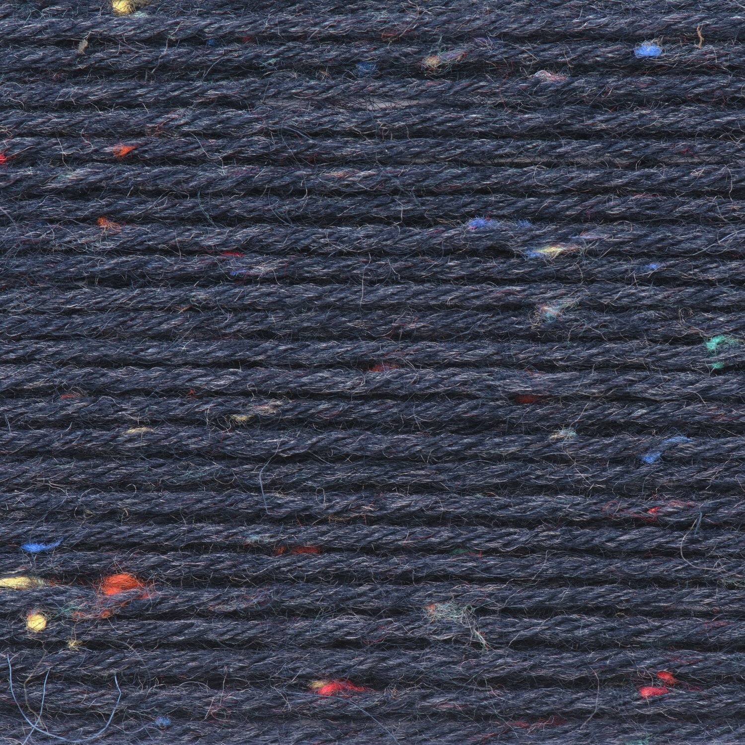 Superba Tweed 4-fädig, marineblaues Garn mit bunten Sprenkeln, 100g 375m, ideal für Strickprojekte.