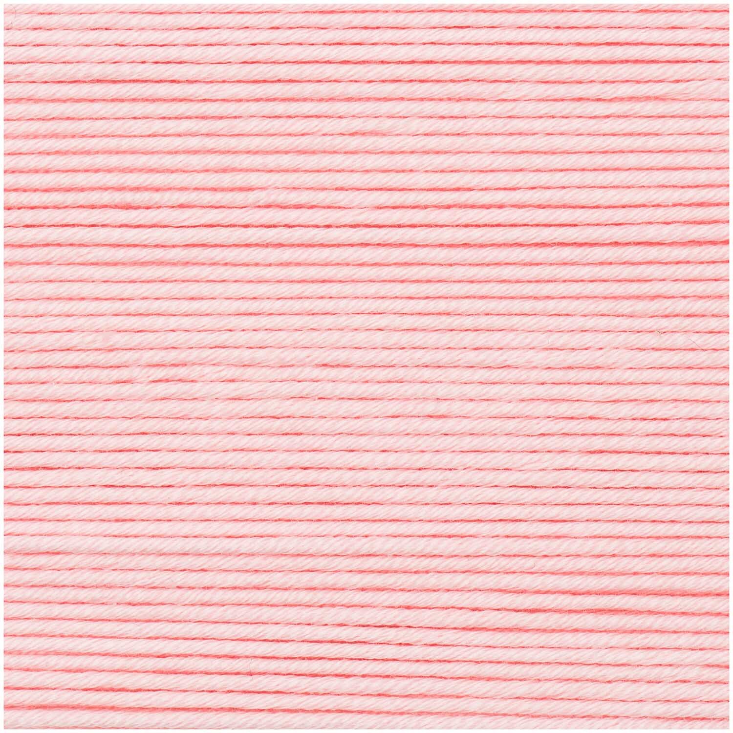 Essentials Cotton dk: Hellrosa Baumwollgarn von Rico Design, 50g Knäuel mit 120m Länge, ideal für Strickprojekte.