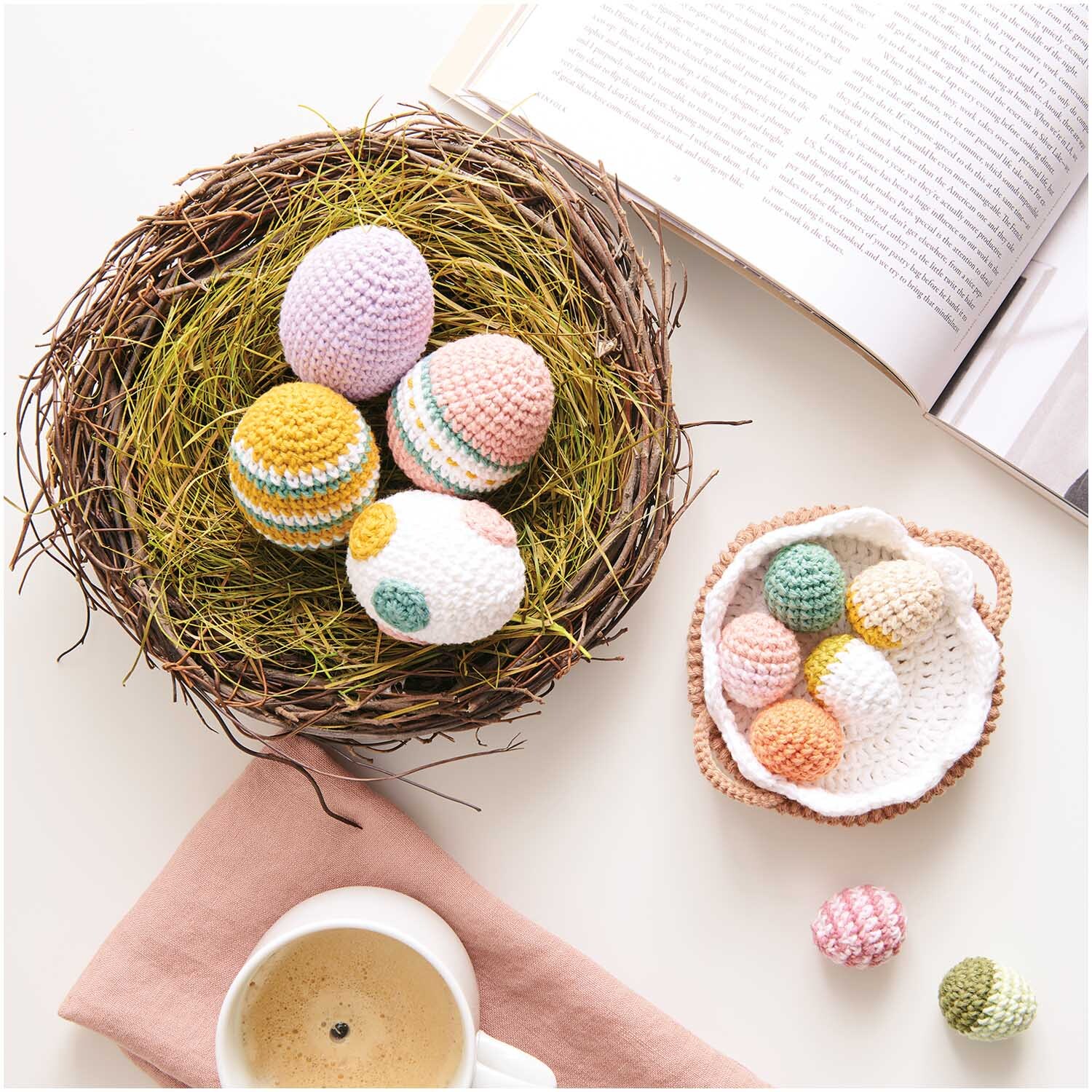 Creative Ricorumi dk: Bunte, gehäkelte Ostereier in einem Nest, dekoriert mit Rico Design Garn.