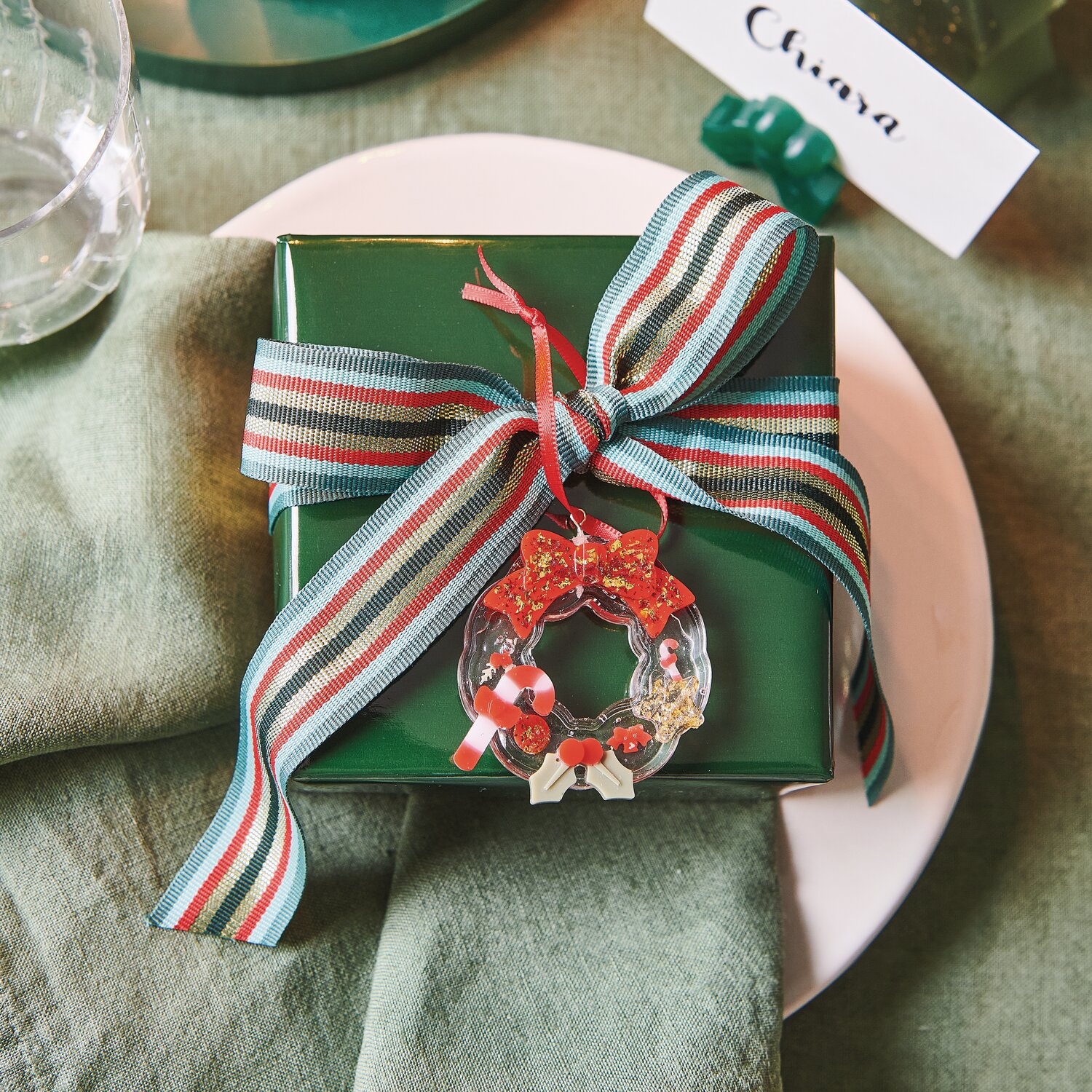 Silikon Gießform Mini-Weihnachtskranz: Grünes Geschenk mit gestreiftem Band und Kranzanhänger.