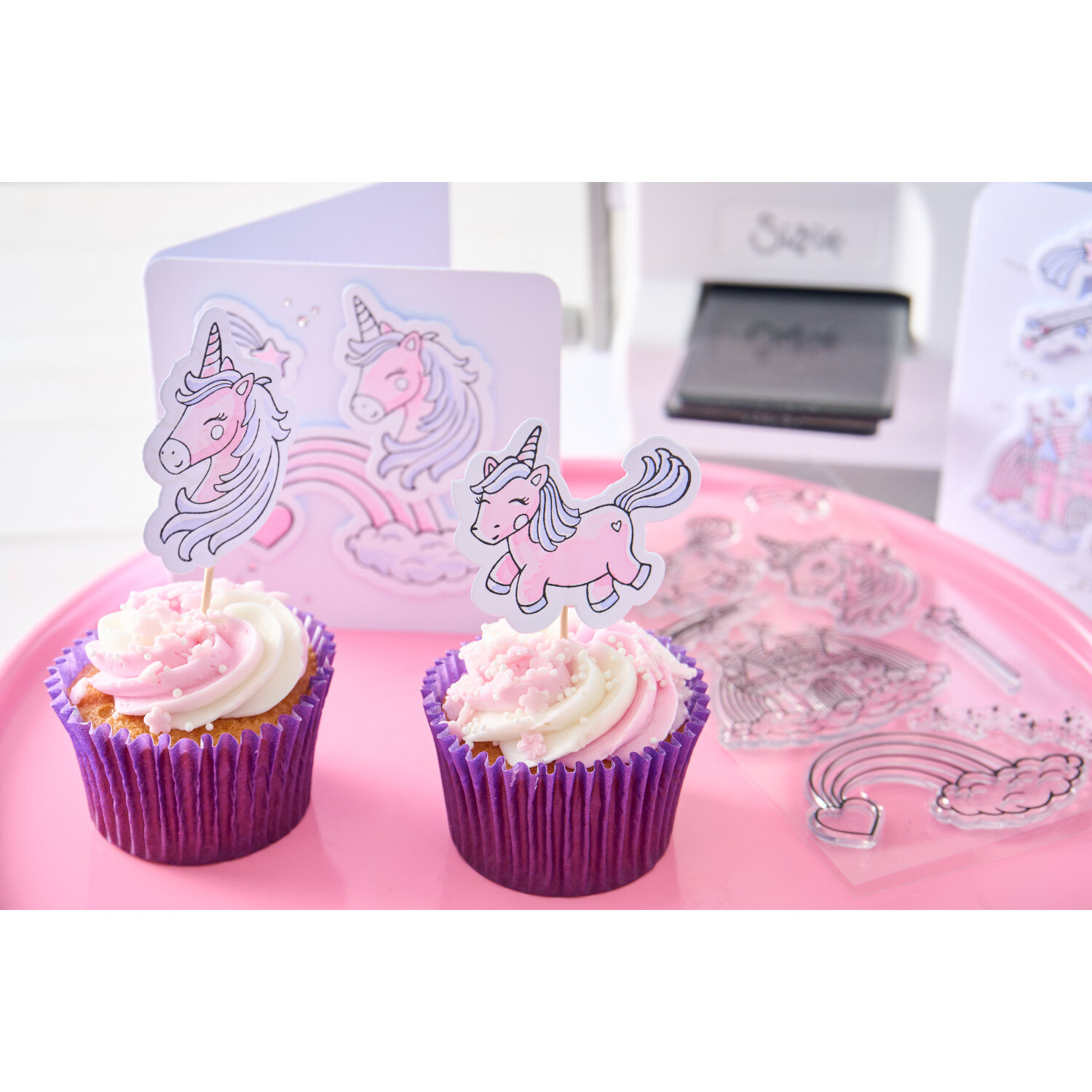 Sizzix Clear Stamps/Framelits Unicorns & Rainbows Set 8 Stk, transparente Stempel mit Einhorn- und Regenbogenmotiven, dekorieren pastellfarbene Cupcakes und Karten