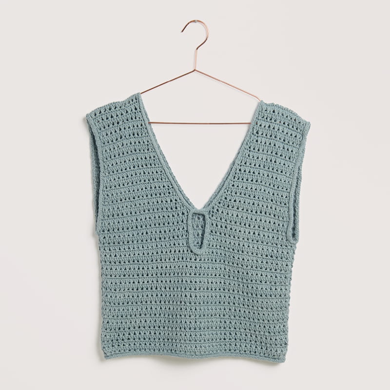 Gehäkeltes Top in Taubenblau: Modell 22 aus dem Heft Luxury Knits Summer Pieces