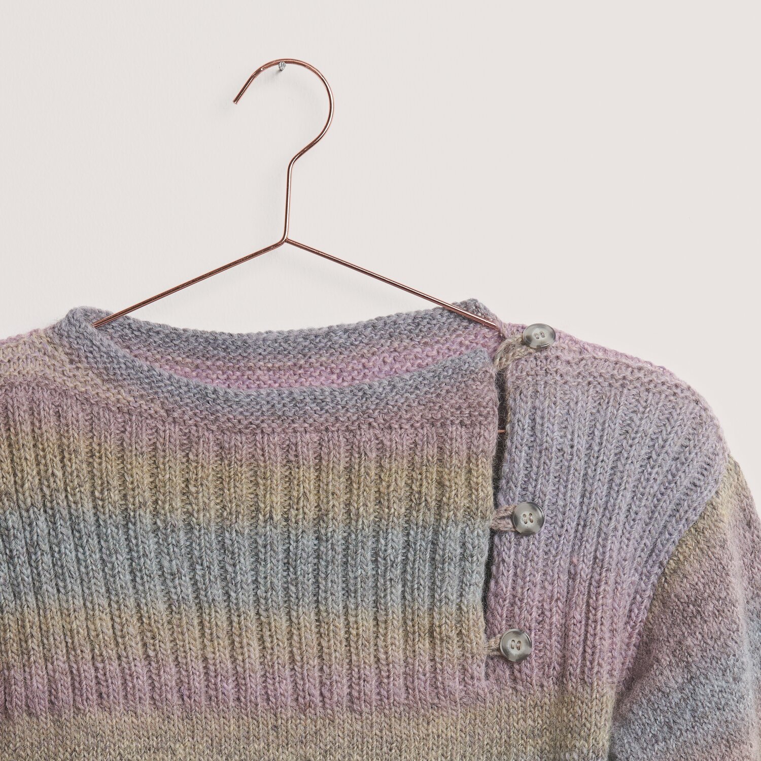 Creative Melange Alpaca Wonderball dk Pullover in sanften Pastelltönen mit Knopfleiste.