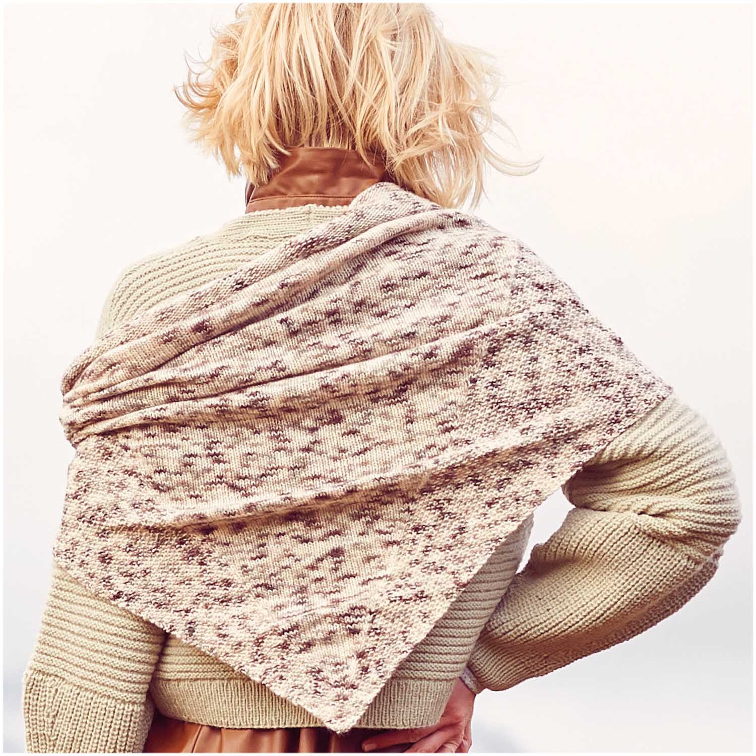 Luxury Hand-Dyed Happiness dk: Frau mit gestricktem, grauem Tuch von Rico Design über den Schultern.