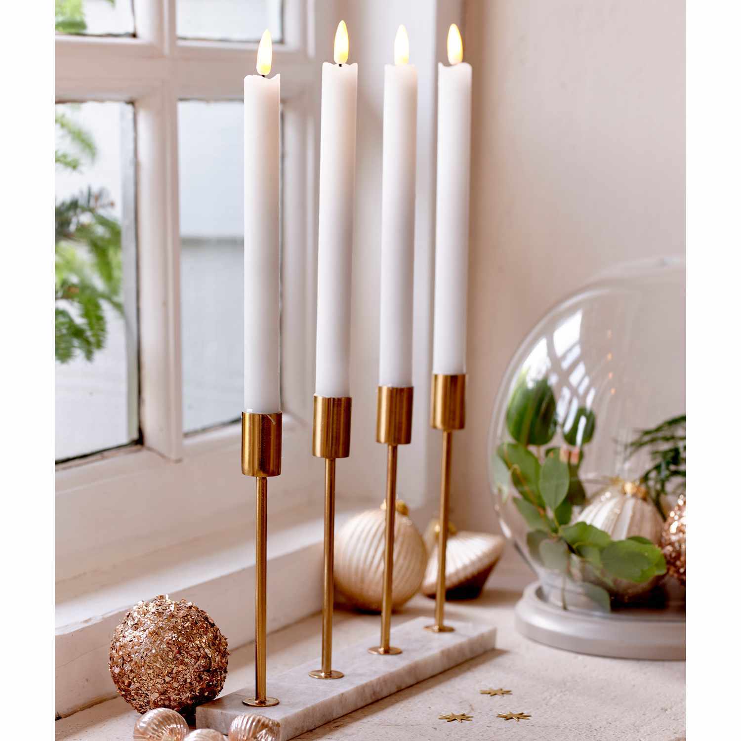 LED-Spitzkerze aus Wachs 24,5cm Farbe Weiß von Kaemingk  LED-Spitzkerze aus Wachs 24,5cm in elegantem Design, präsentiert in einem goldenen Kerzenhalter. Perfekt für stilvolle Dekorationen.