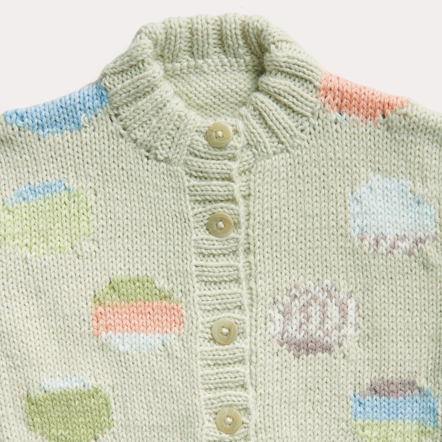 Rico Baby 042 Strickjacke in Salbei mit bunten Mustern und Knöpfen, gestrickt aus Rico Baby Dream dk.