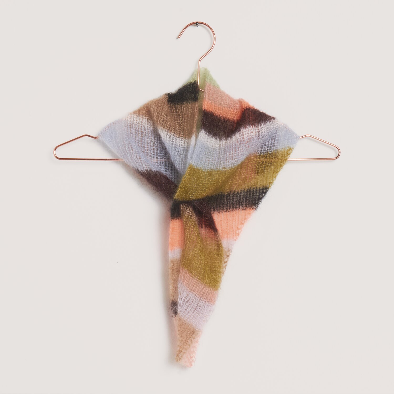 Made by Me No. 22 Frühjahr-Sommer Schal aus Essentials Super Kid Mohair Loves Silk in bunten Streifen auf Kupferbügel.