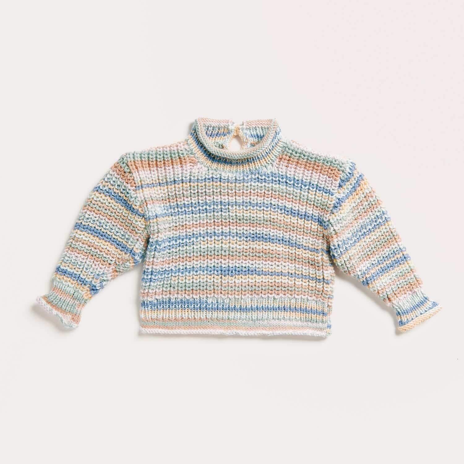 Rico Baby 042 Sprachauswahl deutsch von Rico Design Strickset Pullover Modell 15 aus Baby 042, gestreift in Pastelltönen, auf weißem Hintergrund.