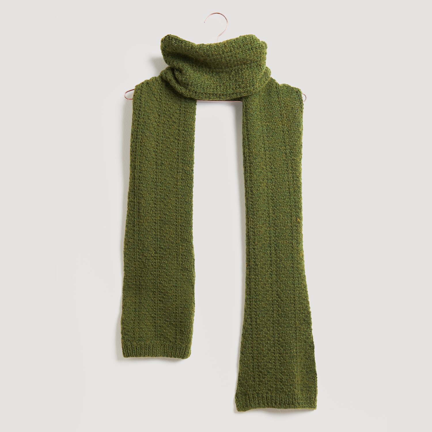 Lovewool No. 21 Herbst-Winter Sprachauswahl deutsch von Rico Design Grüner Schal von Modell Legeware, aus weichem Strickmaterial. Perfekt für kalte Tage, bietet er sowohl Stil als auch Wärme. Ideal für modische Winteroutfits.