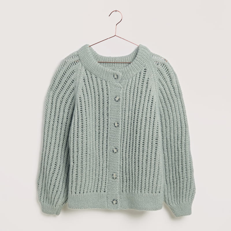 Gestrickte Jacke in Rauchblau: Modell 21 aus dem Heft Luxury Knits Summer Pieces