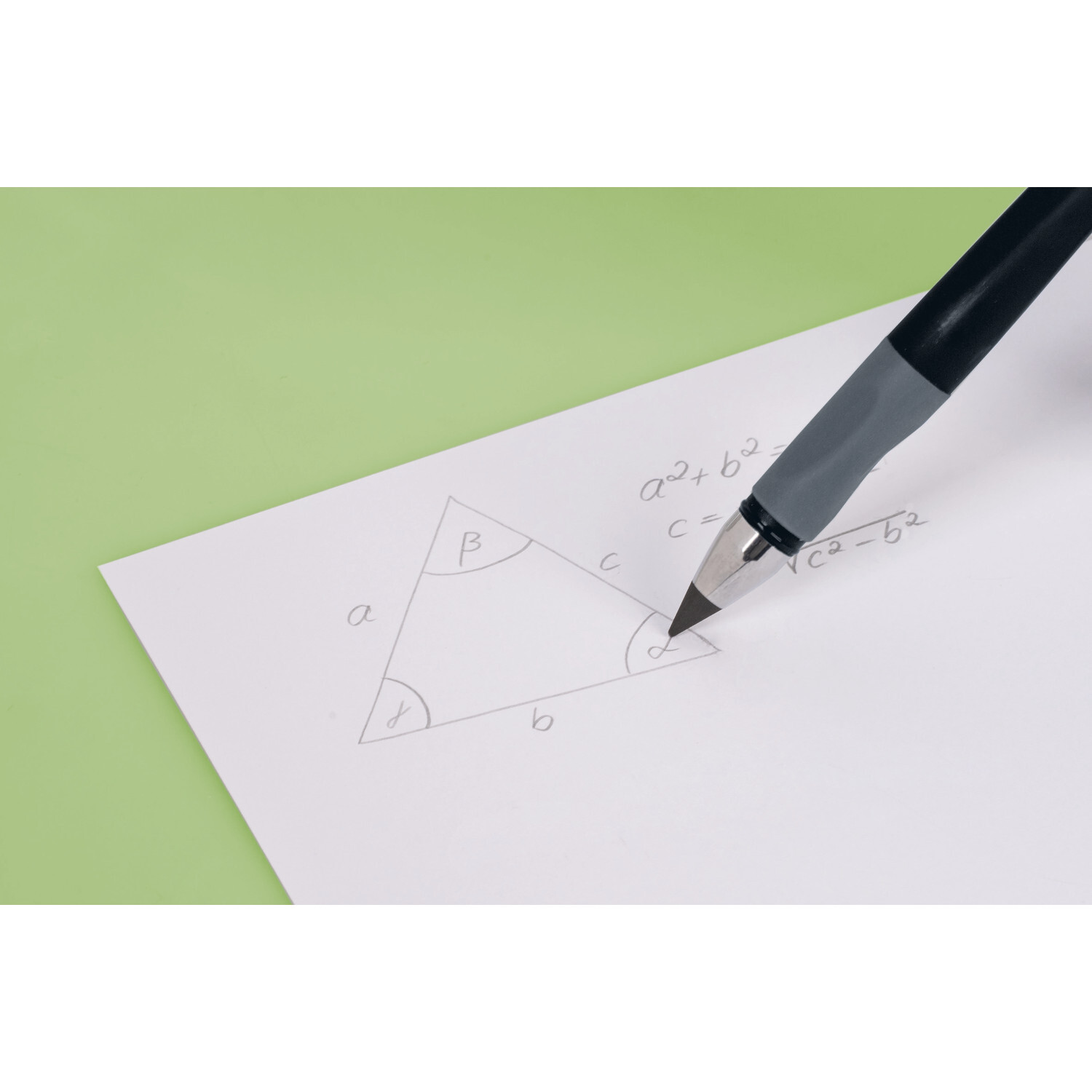 Bleistift Remove longline zeichnet geometrische Formen auf weißem Papier, Hintergrund in Grün.