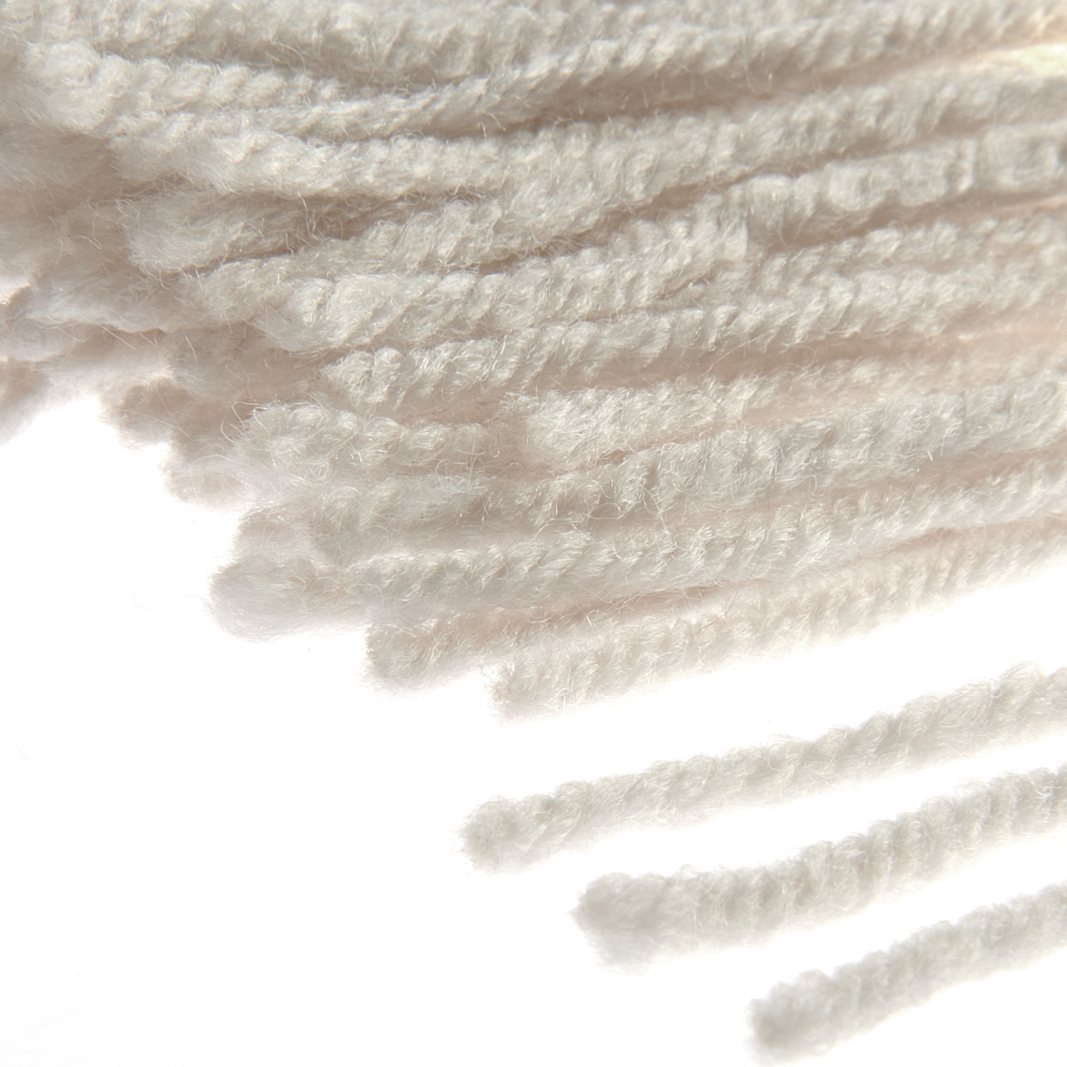 Rico Hooki Hooki Knüpfgarn in perlgrau zeigt weiche, dichte Fäden, ideal für kreative Projekte.