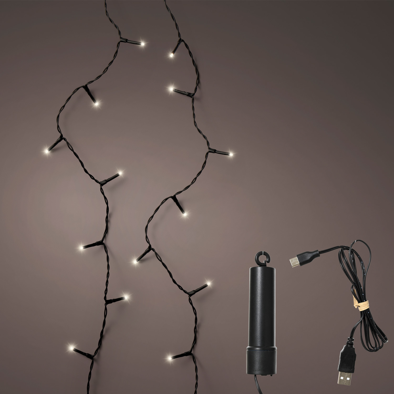 LED Duracharge Basic outdoor Lichterkette, 7,4m, warmweiße LEDs, schwarzes Kabel, USB-Anschluss. Ideal für stimmungsvolle Außenbeleuchtung.