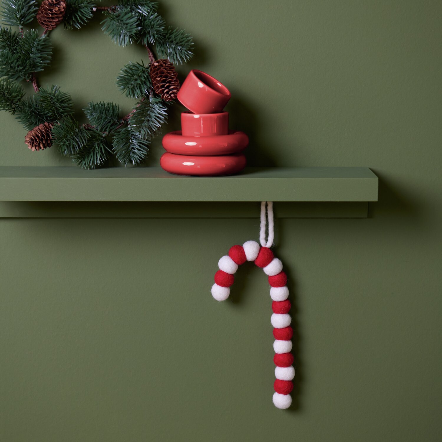 Aufhänger Filzkugeln Zuckerstange Rot/Weiß 25x10x2,5cm von Rico Design