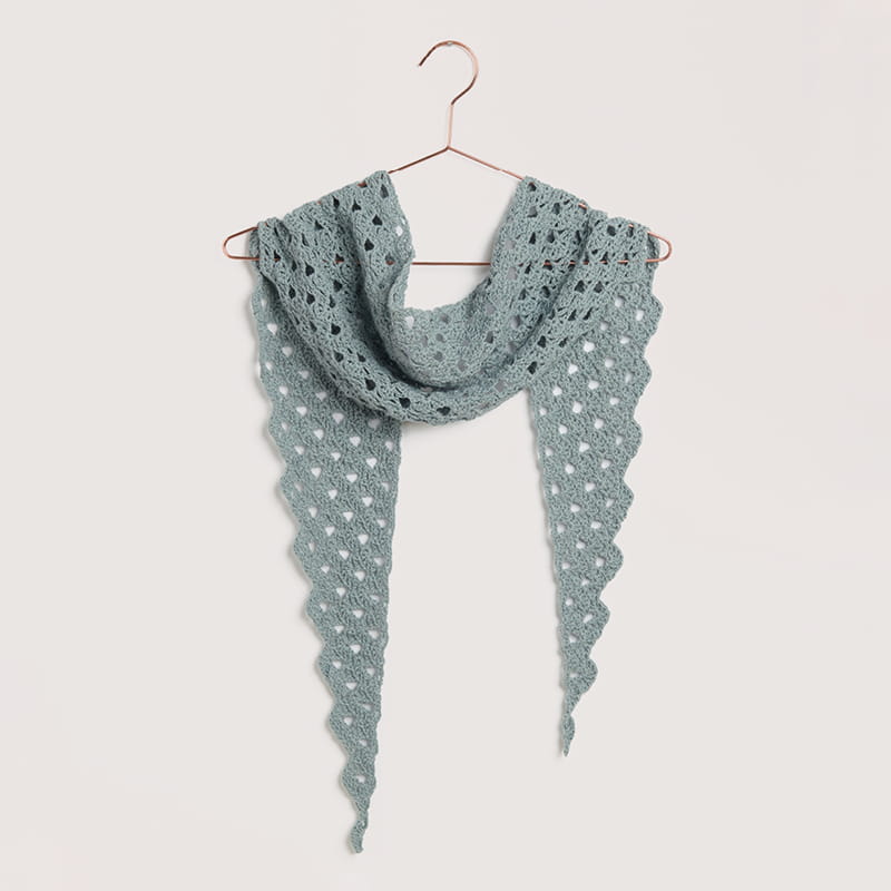 Gehäkeltes Dreieckstuch in Taubenblau: Modell 08 aus dem Heft Luxury Knits Summer Pieces