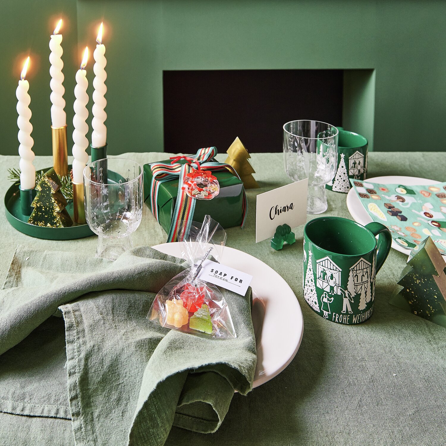 Silikon Gießform Mini-Weihnachtskranz auf festlich gedecktem Tisch mit grüner Tischdecke und Kerzen.