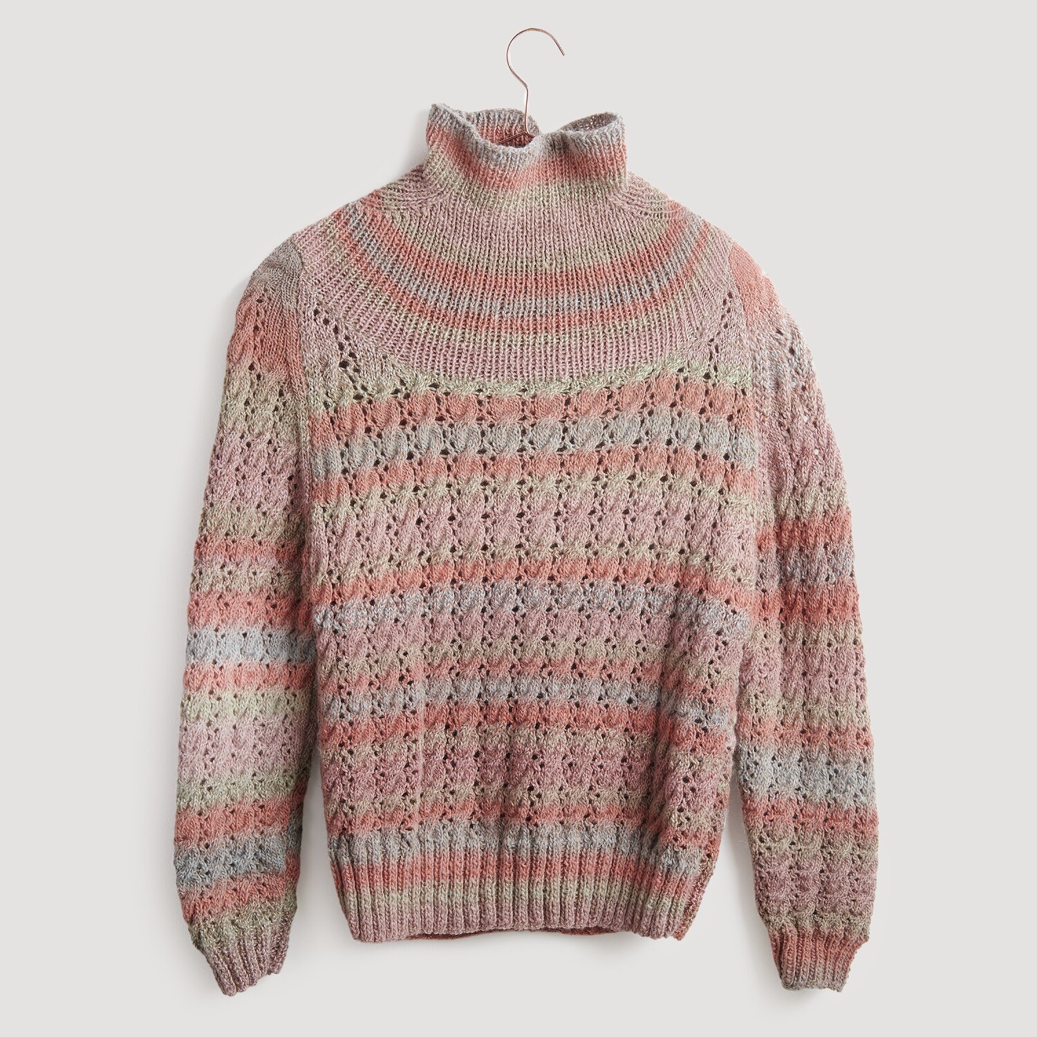 Gestrickter Pullover mehrfarbig auf Bügel