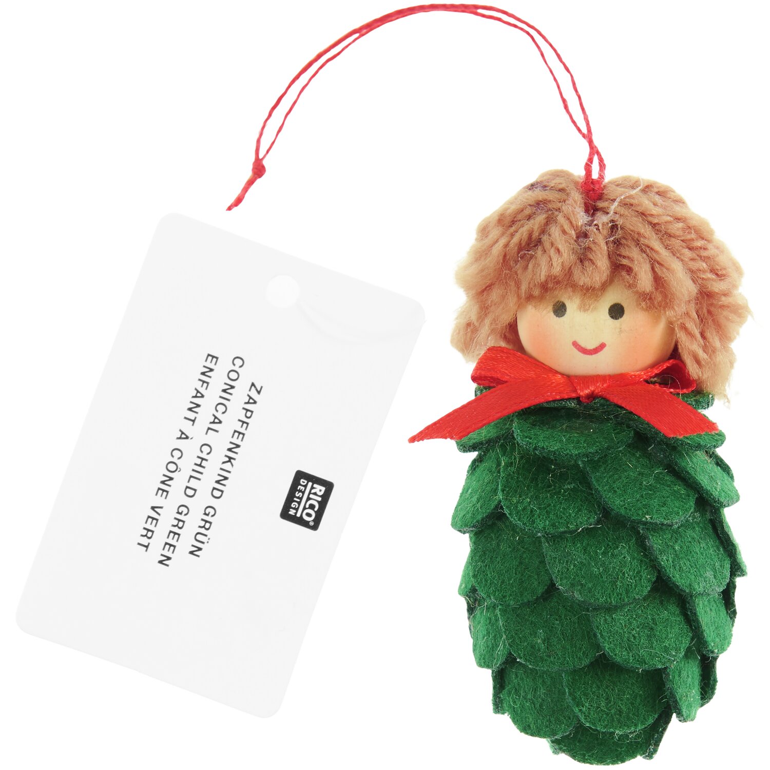 Aufhänger Filz-Zapfenkind Grün von Rico Design: Niedliche Filzfigur in Zapfenform mit rotem Band, ideal als Weihnachtsdekoration.