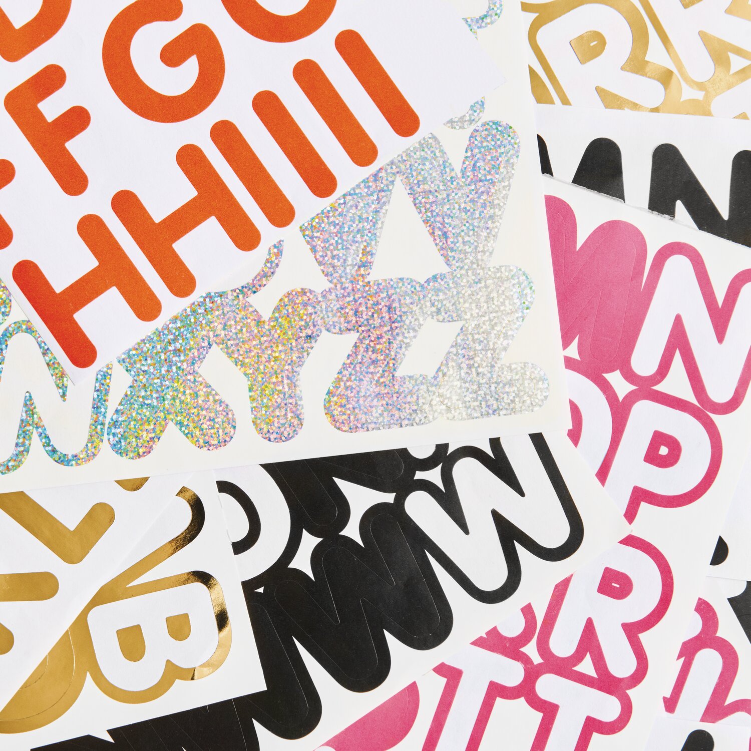 Stickerblock Alphabet DIN A5 mit bunten Buchstabenstickern in Rot, Gold, Schwarz und Pink. Enthält 10 Blatt für kreative Projekte.