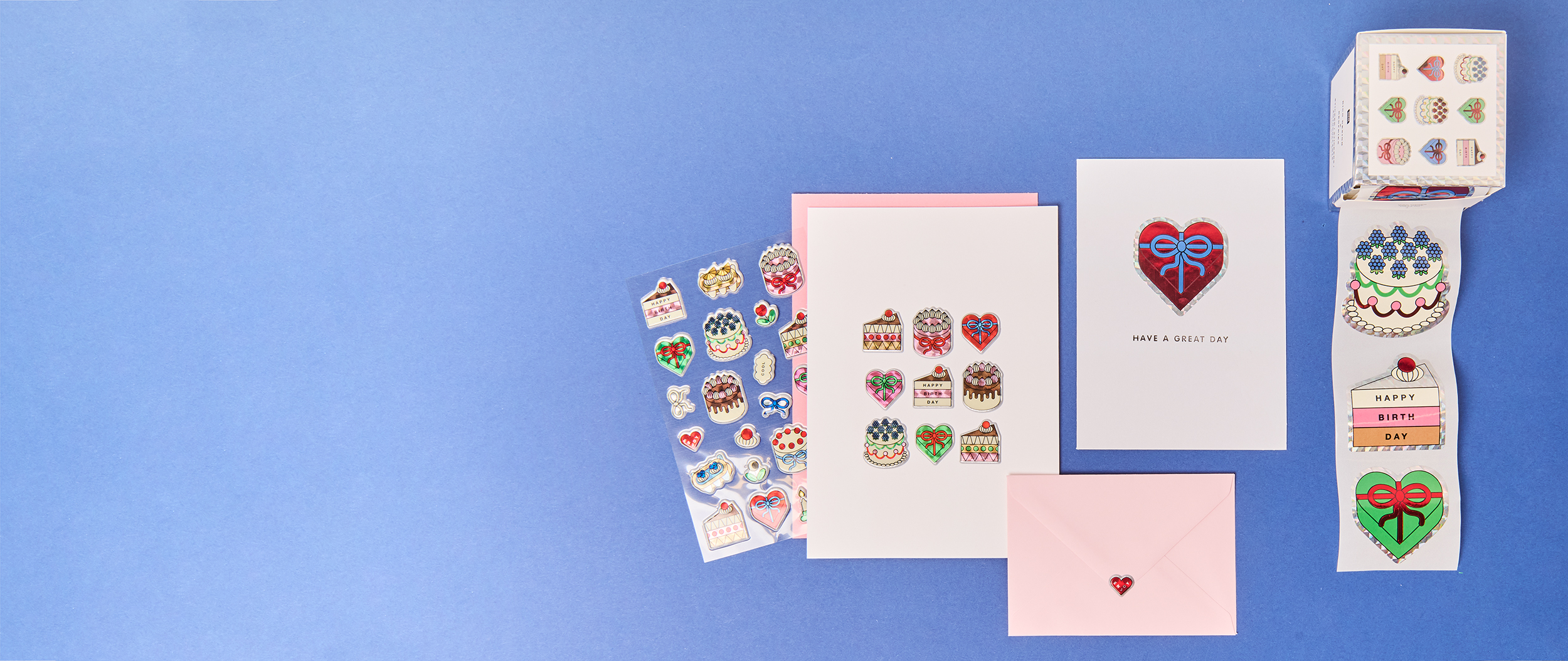 Zwei verzierte Karten mit unterschiedlich großen Stickern. Flatlay von Proukten aus der Kollektion Eye Candy.