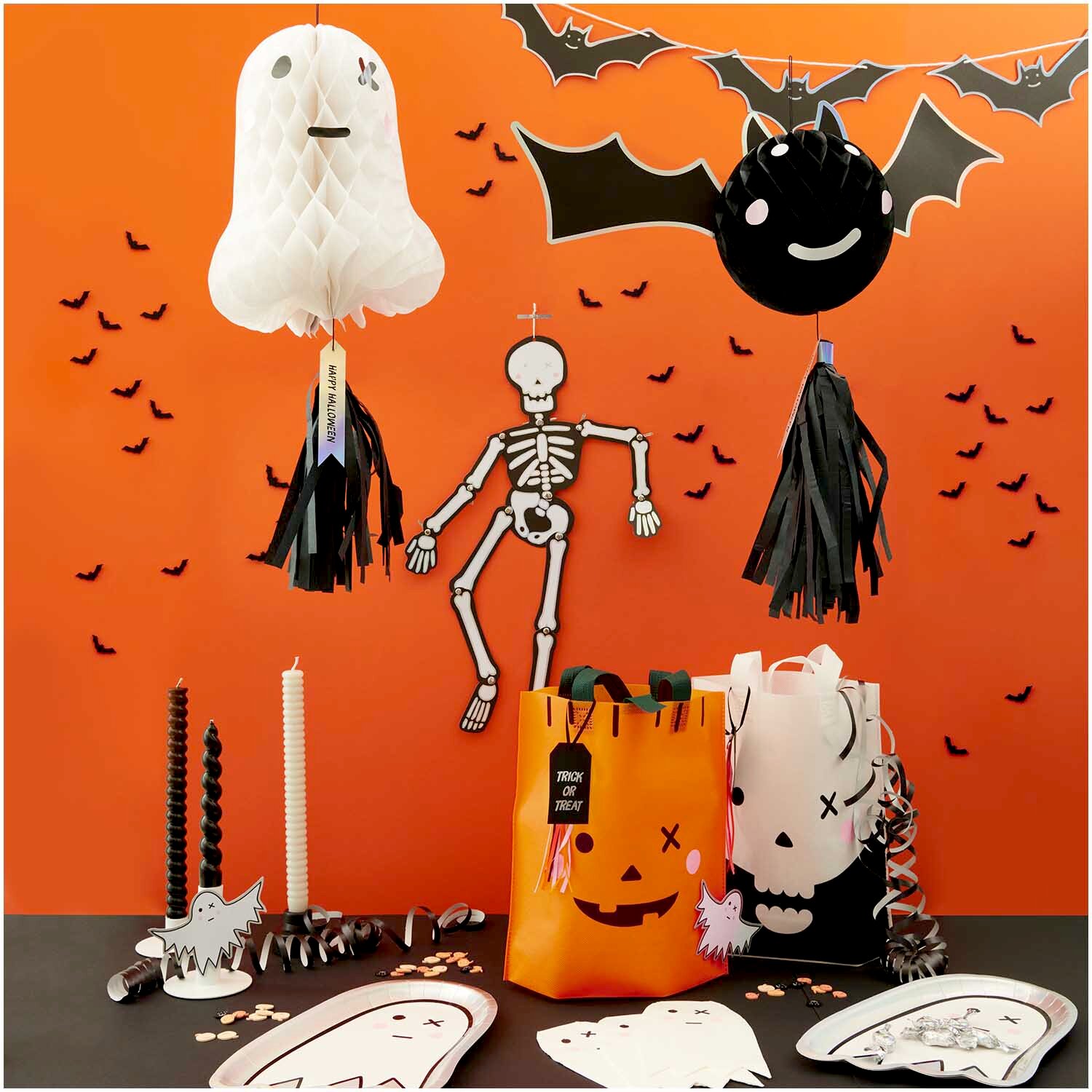 Wabenpapierfigur mit Quaste Fledermaus 66,5x51cm als hängende Halloween-Deko, kombiniert mit weiteren Partyartikeln und verspielten Motiven