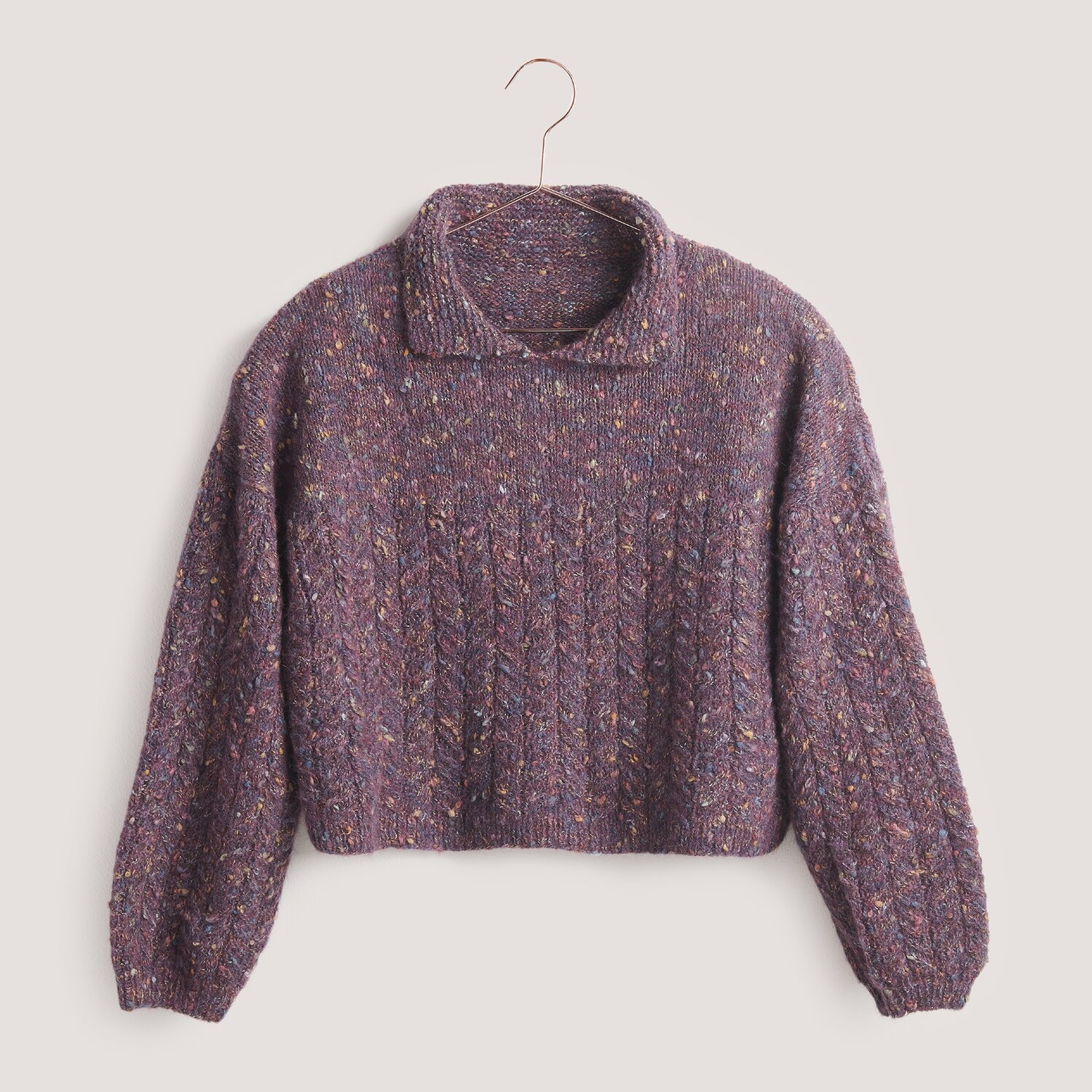Gestrickter Pullover mit Kragen in lila