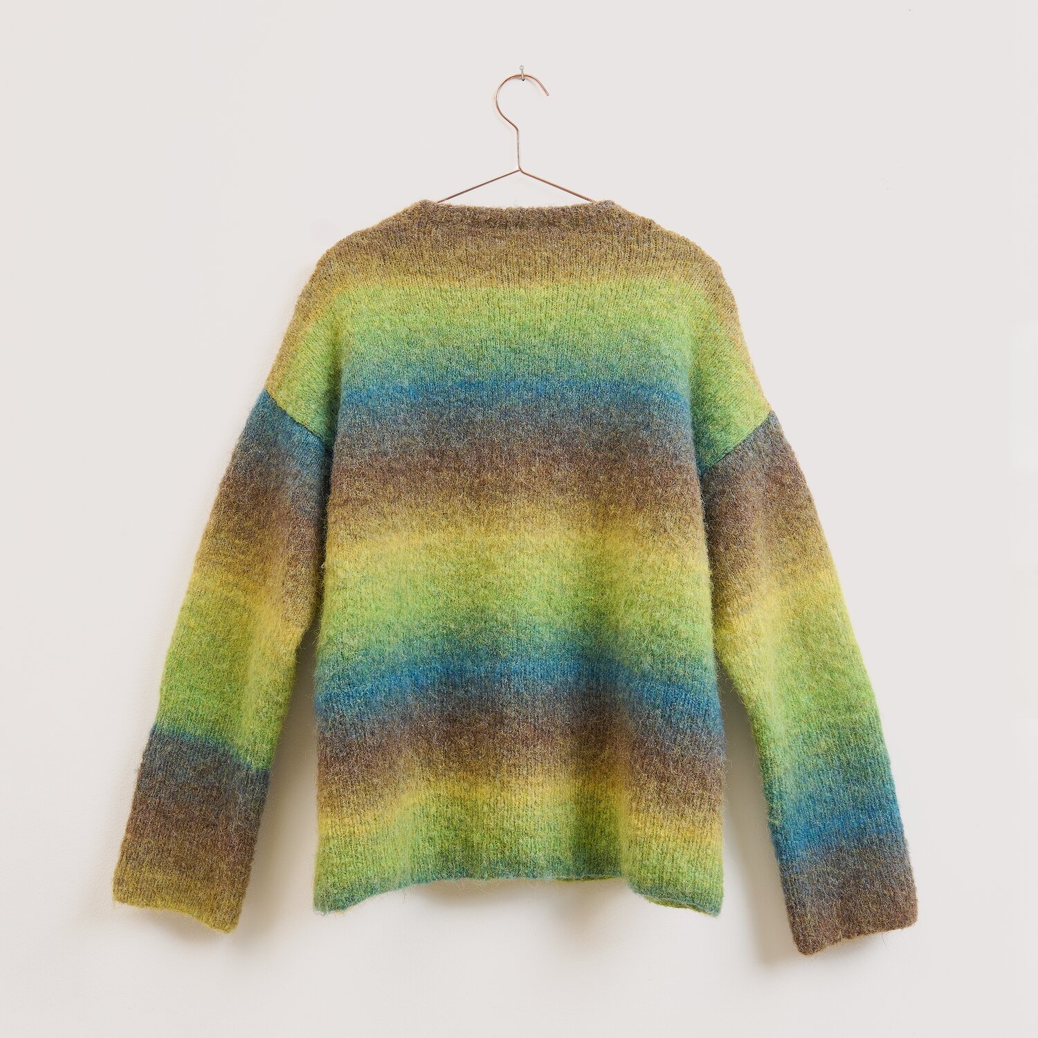 Die Neue Masche No. 16 Herbst, gestrickter Pullover von Wolle Rödel mit weichem Farbverlauf in Braun, Grün und Blau, locker fallende, langärmlige Passform