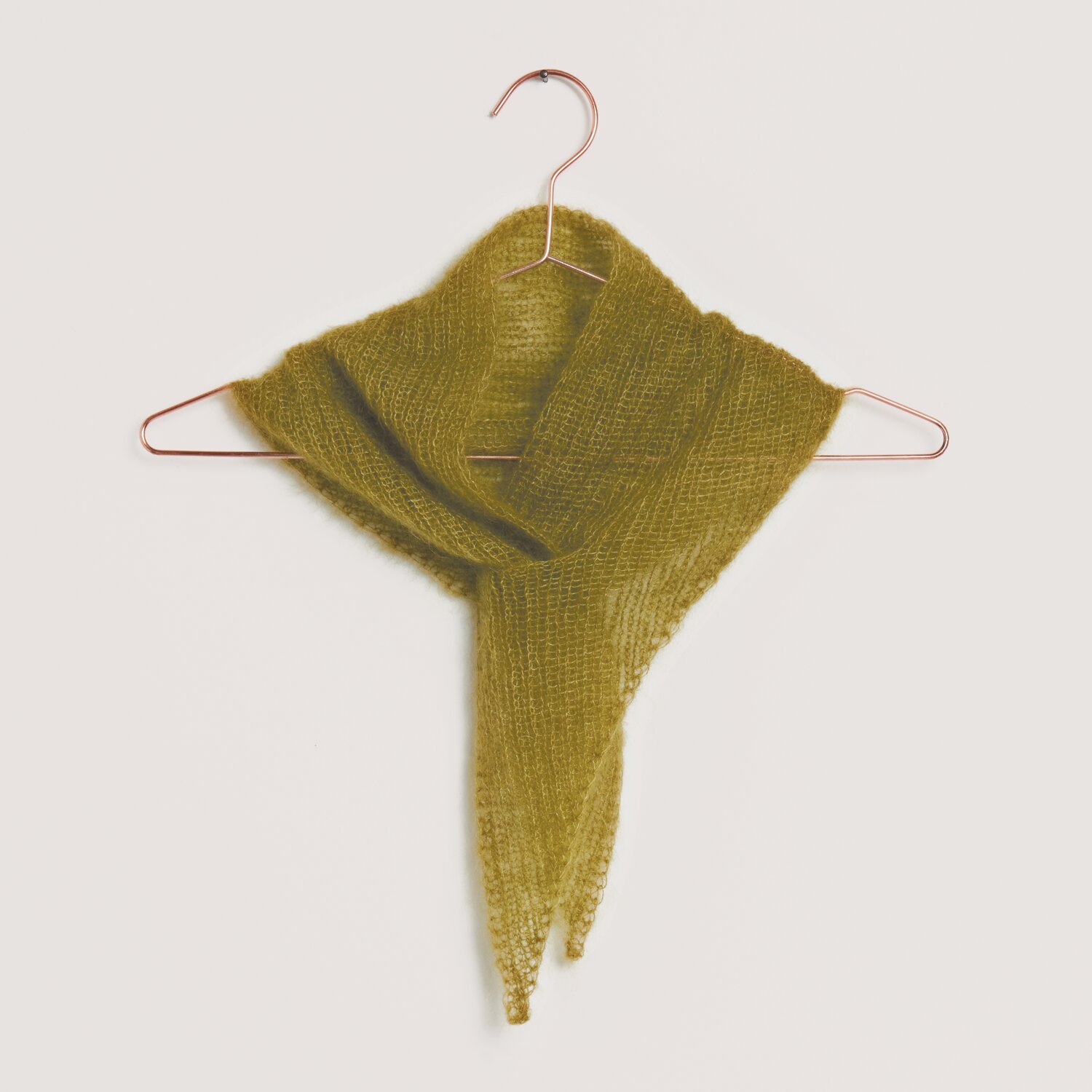 Made by Me No. 22 Frühjahr-Sommer: Dreieckstuch in Weide aus Super Kid Mohair Loves Silk auf Kupferbügel.