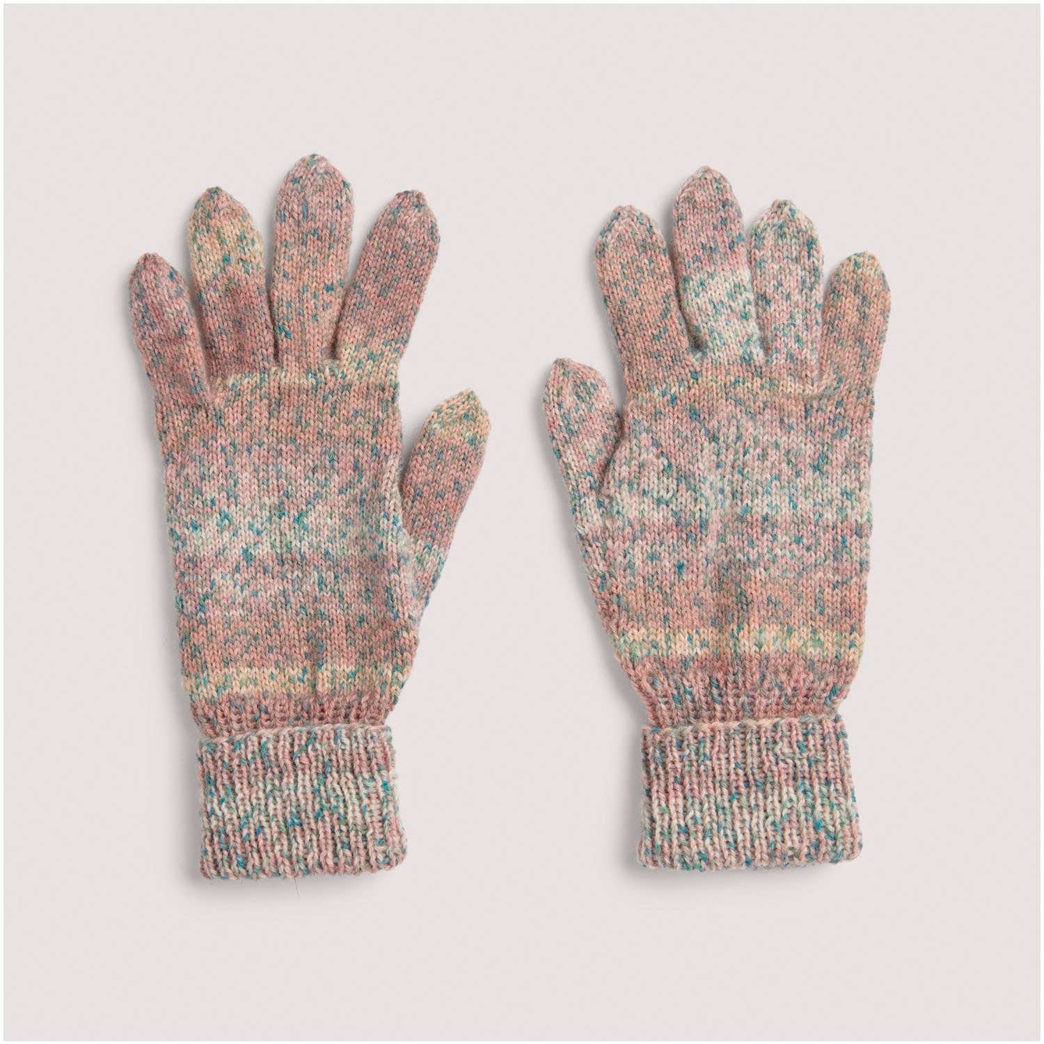 Fingerhandschuhe in sanften Pastelltönen, gestrickt aus hochwertiger Wolle. Modell 27 aus "Die Neue Masche Nr. 8". Perfekt für stilvolle Wärme an kalten Tagen.