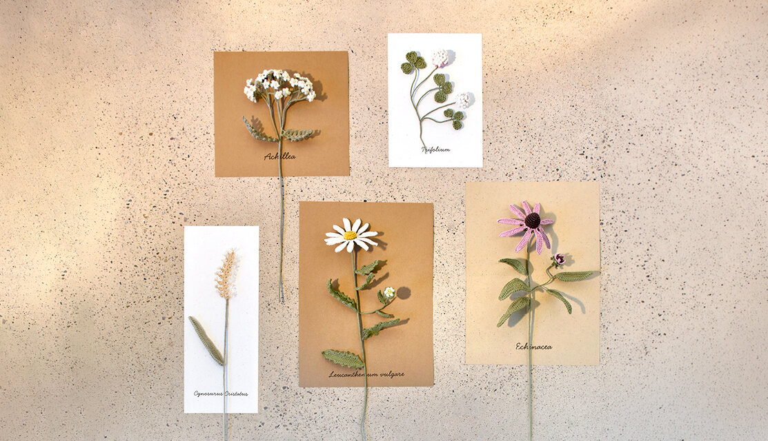 Material Ricorumi In the Meadow Klee zeigt naturgetreue Häkelblumen auf neutralem Hintergrund, dekorativ arrangiert für kreative, florale DIY-Projekte