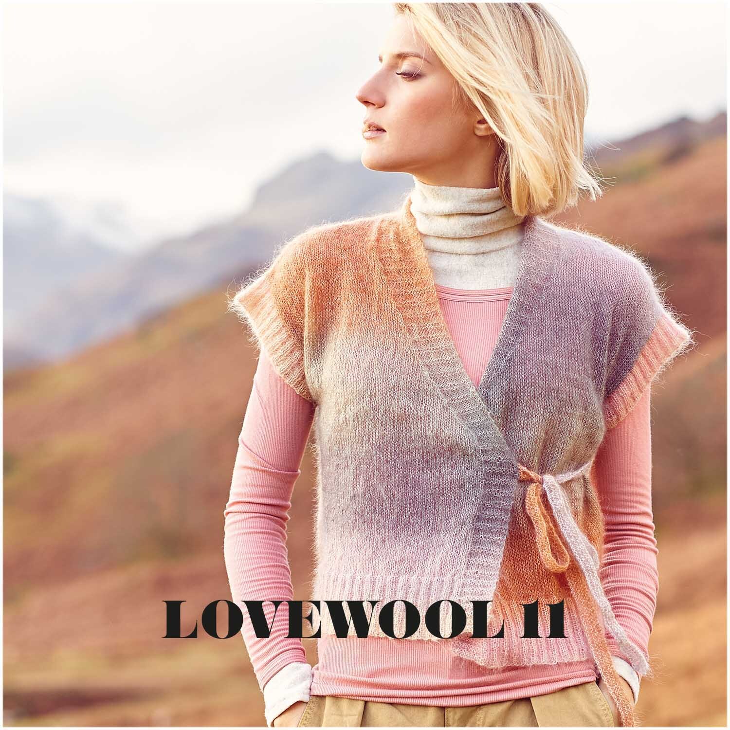 Essentials Super Kid Mohair Loves Silk Print 50g 375m Farbe Terra von Rico Design Essentials Super Kid Mohair Loves Silk Print: Frau in gestrickter Weste in Pastelltönen vor herbstlicher Landschaft.
