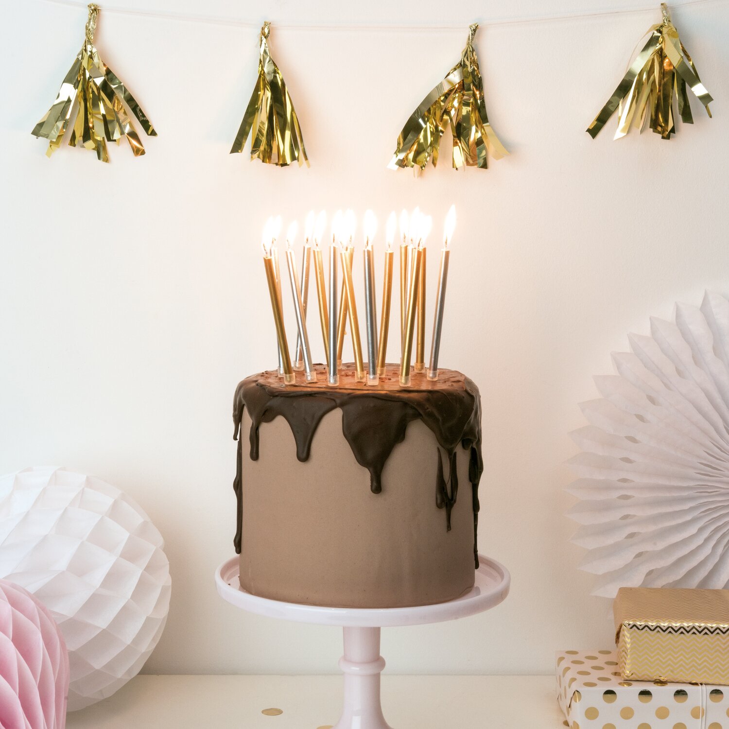 Kerzen lang 12cm von Rico Design, elegante Metallic-Stabkerzen auf festlicher Drip-Torte mit 16 Stück, ideal für stylische Geburtstagsdeko und Partys