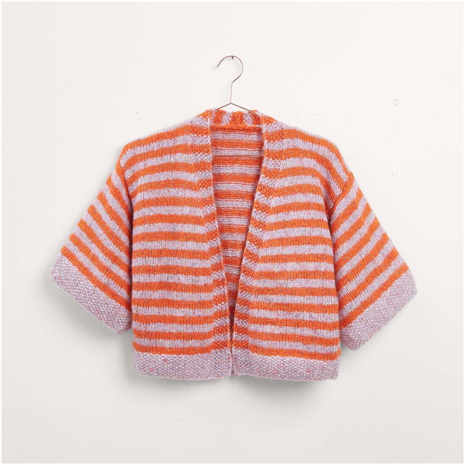 Gestreifte Strickjacke in Orange und Lila, Modell 08 aus der Kollektion Made by Me Nr. 17. Die Jacke ist auf einem Kleiderbügel präsentiert und zeigt ein modernes, lässiges Design.