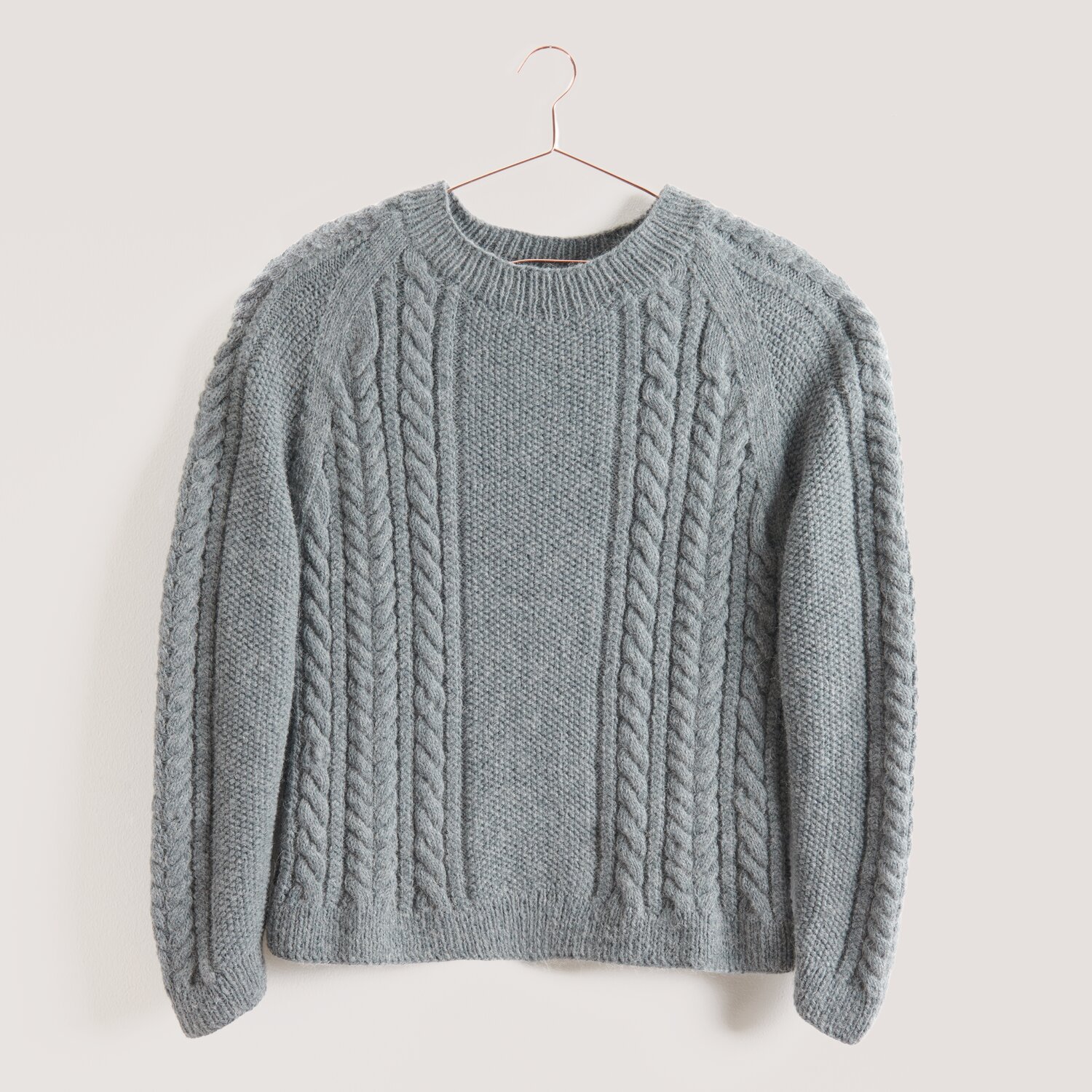 Soft Alpaca 50g 125m Farbe Blau von Rico Design Strickset Pullover Modell 15 aus Made by Me Men No. 3, weicher Alpaka-Pullover in Blau mit Zopfmuster, ideal für stilvolle Herrenmode.